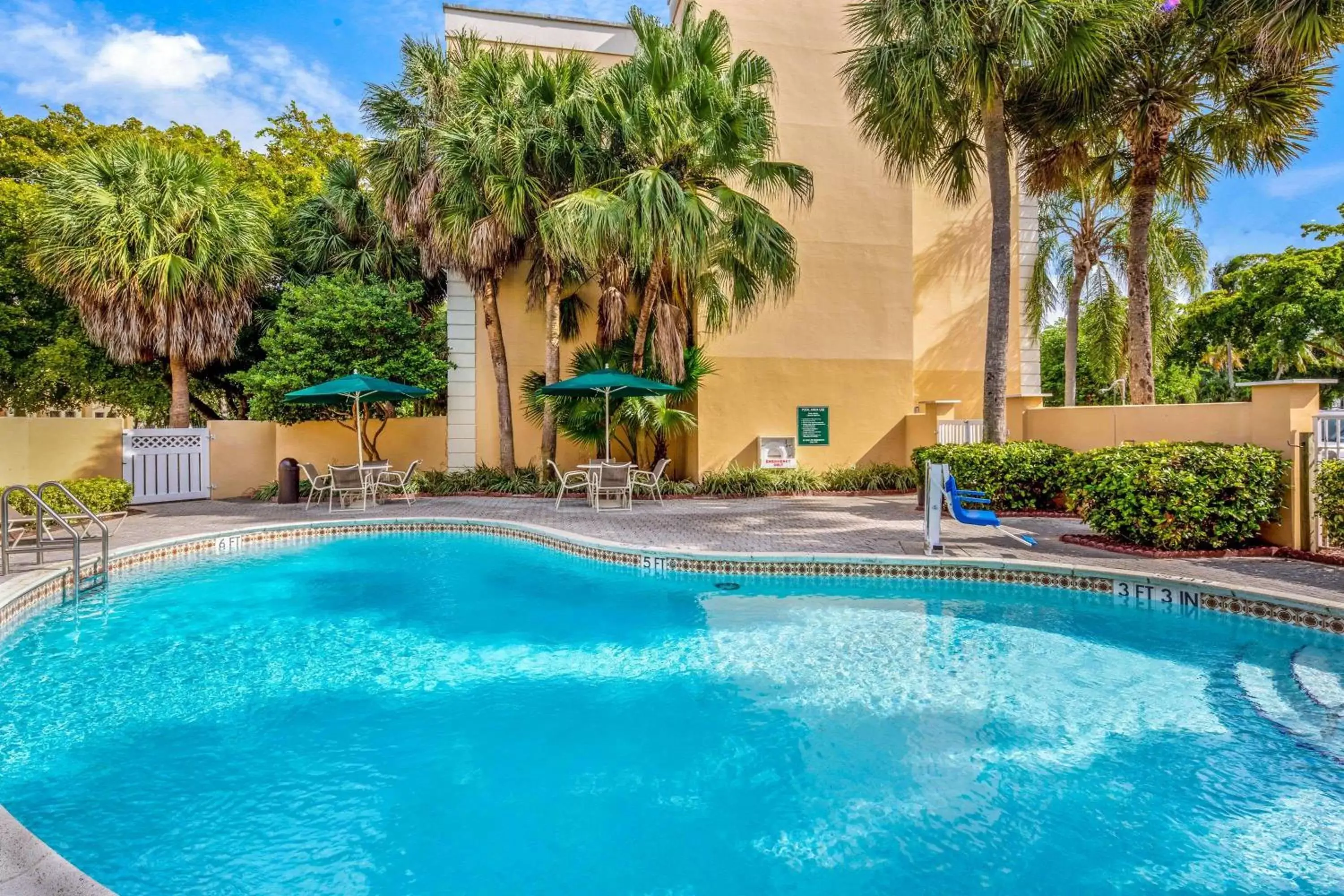 Pool view, Swimming Pool in La Quinta by Wyndham Miami Lakes