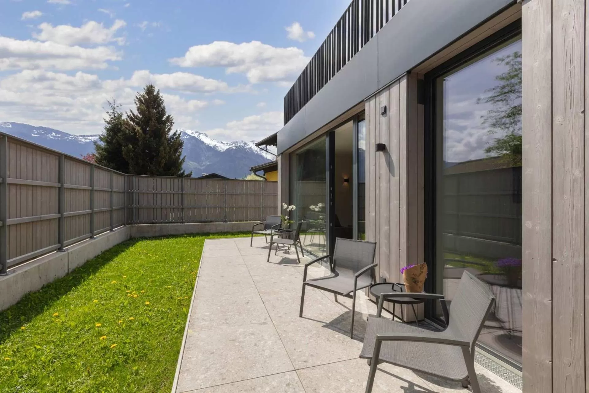 Two-Bedroom Apartment (6 Adults) directly by the pool in Emma Deluxe Aparthotel ganzjährig beheizter Außenpool