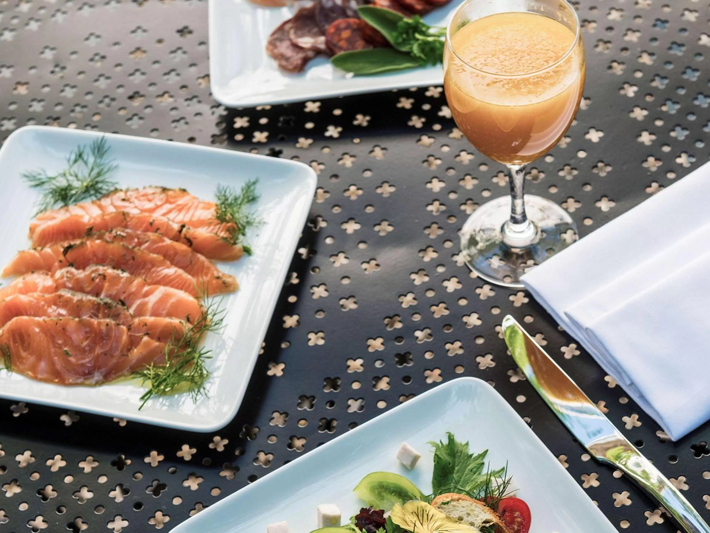 Lounge or bar in Hôtel & Spa Jules César Arles - MGallery Hotel Collection