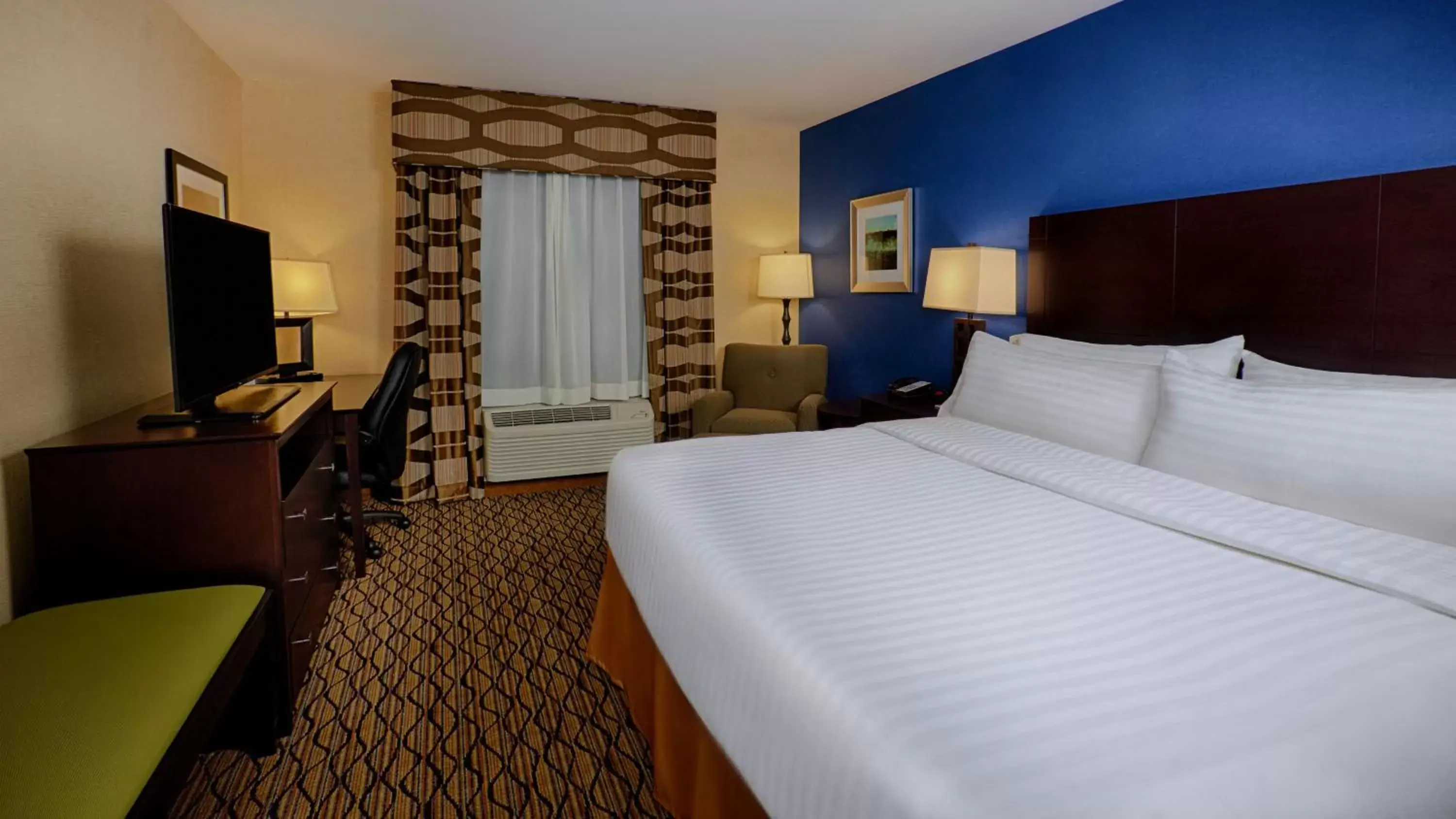 Photo of the whole room, Bed in Holiday Inn Express Bordentown - Trenton South, an IHG Hotel