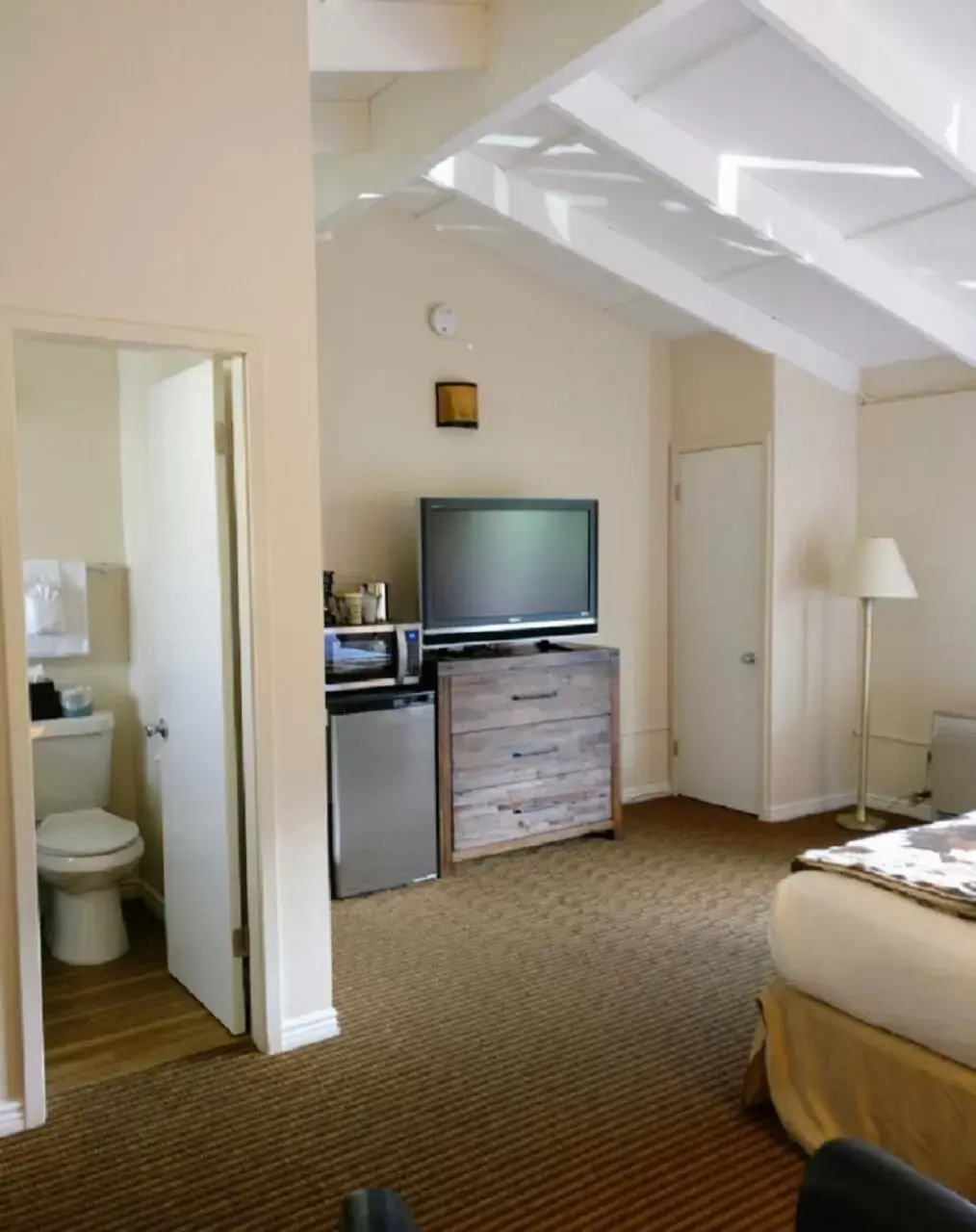 Bedroom, TV/Entertainment Center in Alpine Trail Ridge Inn