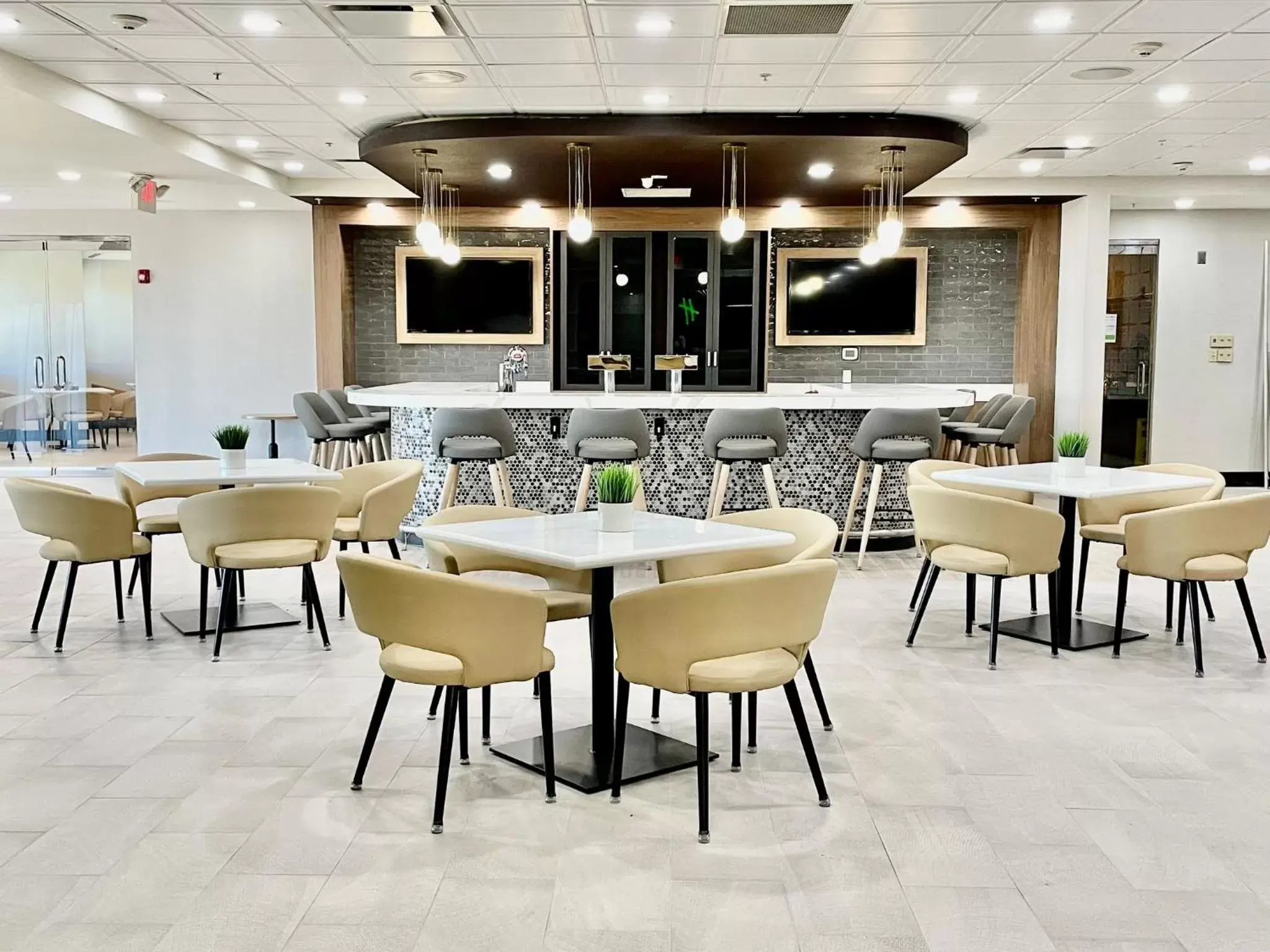 Lounge or bar, Restaurant/Places to Eat in Holiday Inn Lansdale-Hatfield, an IHG Hotel