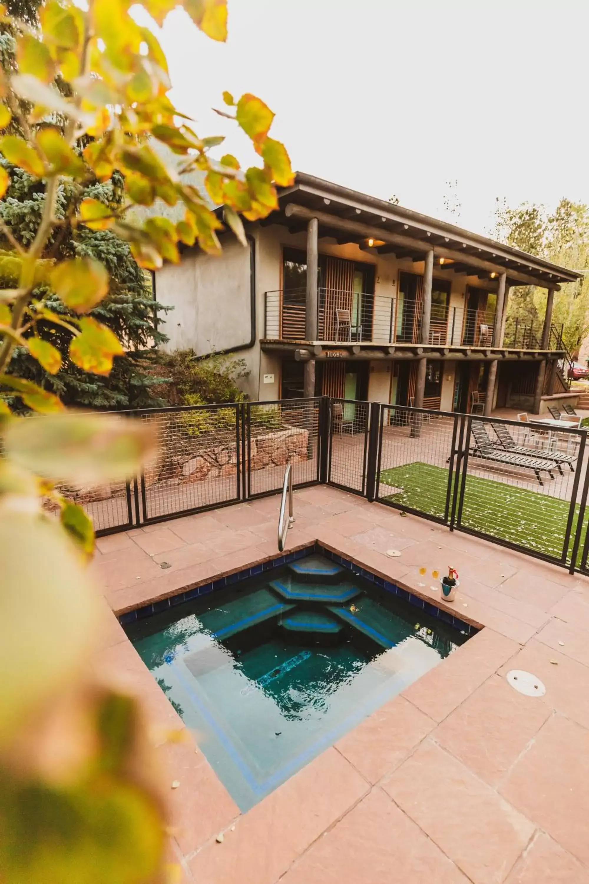 Hot Tub, Property Building in Little Beaver Inn