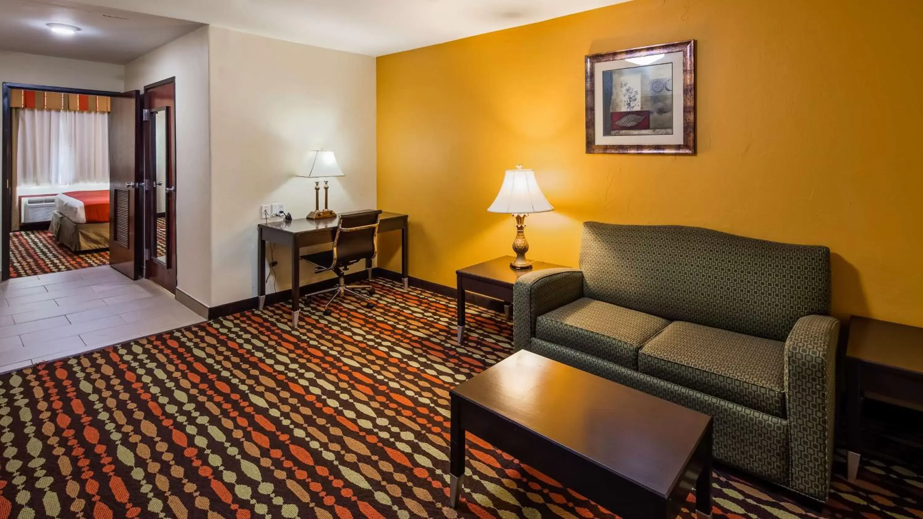 Photo of the whole room, Seating Area in Best Western Greentree Inn & Suites