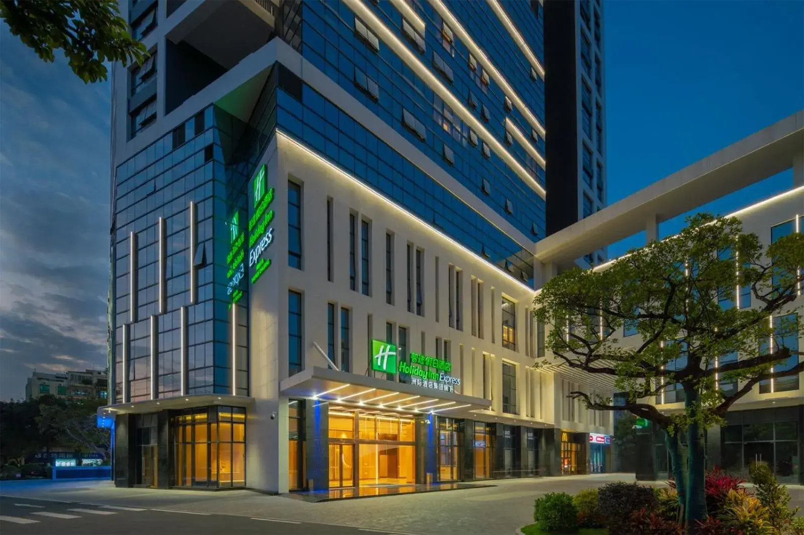 Property building in Holiday Inn Express Shunde Daliang by IHG Property building in Holiday Inn Express Shunde Daliang by IHG