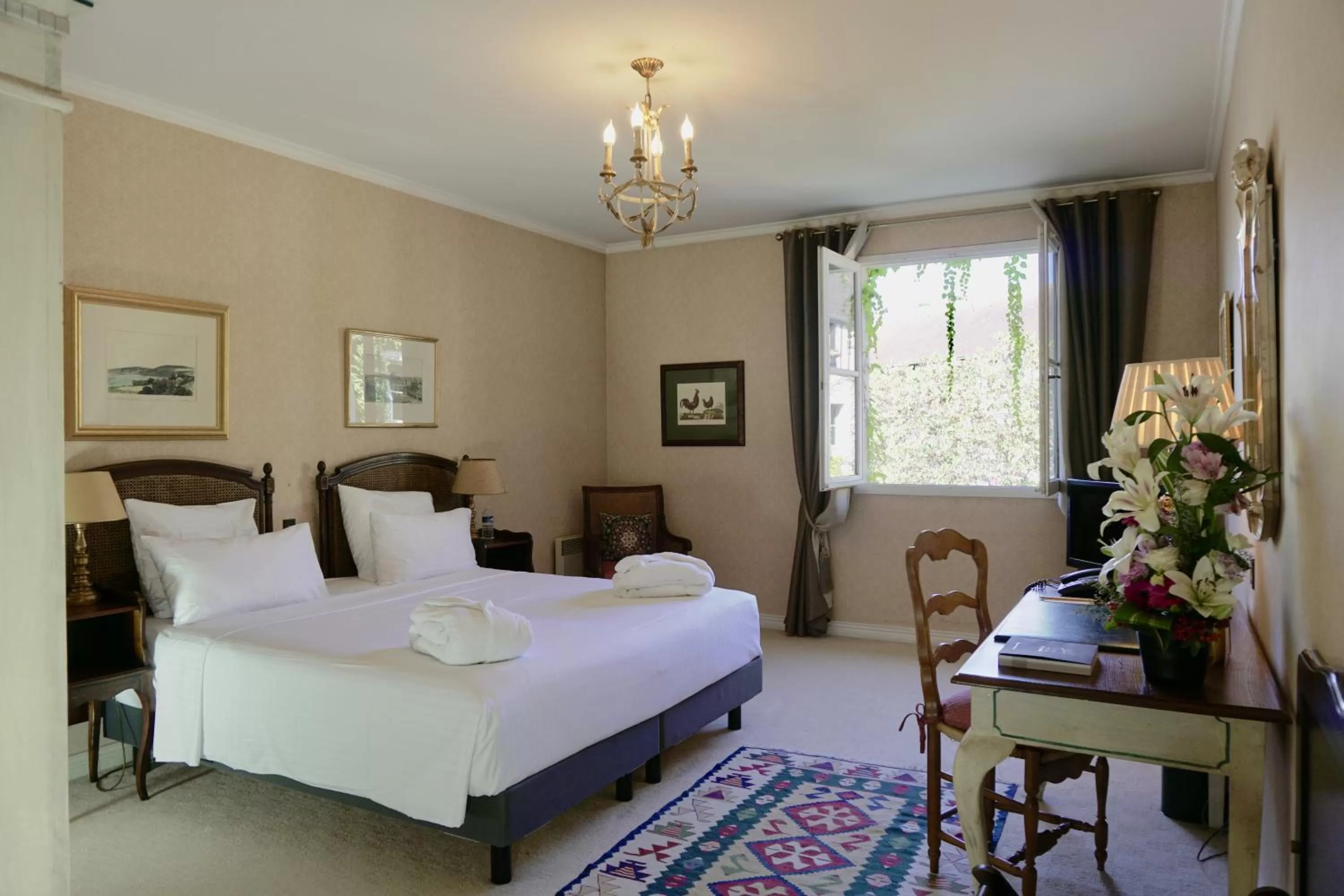 Photo of the whole room, Bed in Le Manoir de Gressy