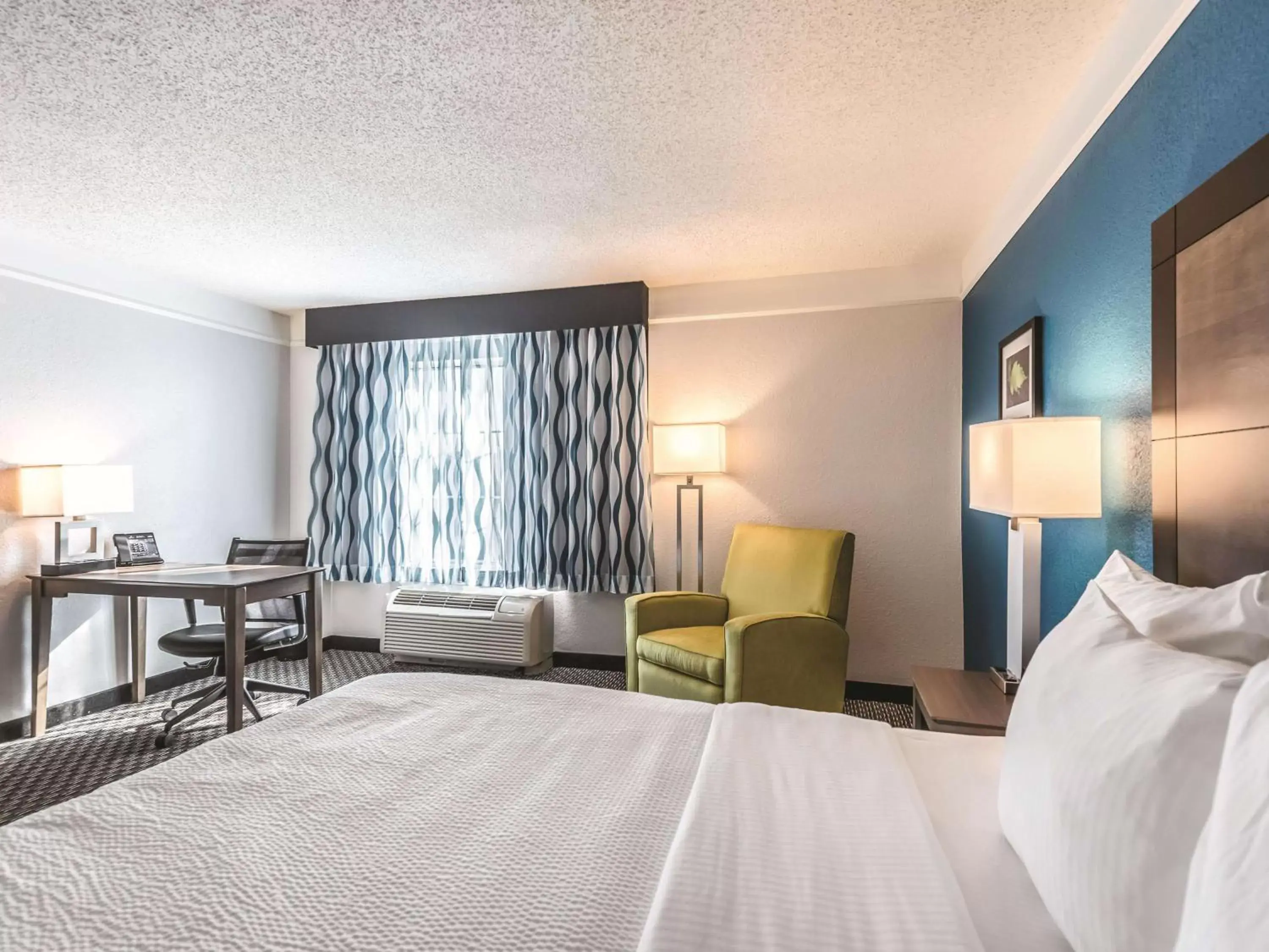 Photo of the whole room, Bed in La Quinta by Wyndham Orlando Lake Mary Photo of the whole room, Bed in La Quinta by Wyndham Orlando Lake Mary