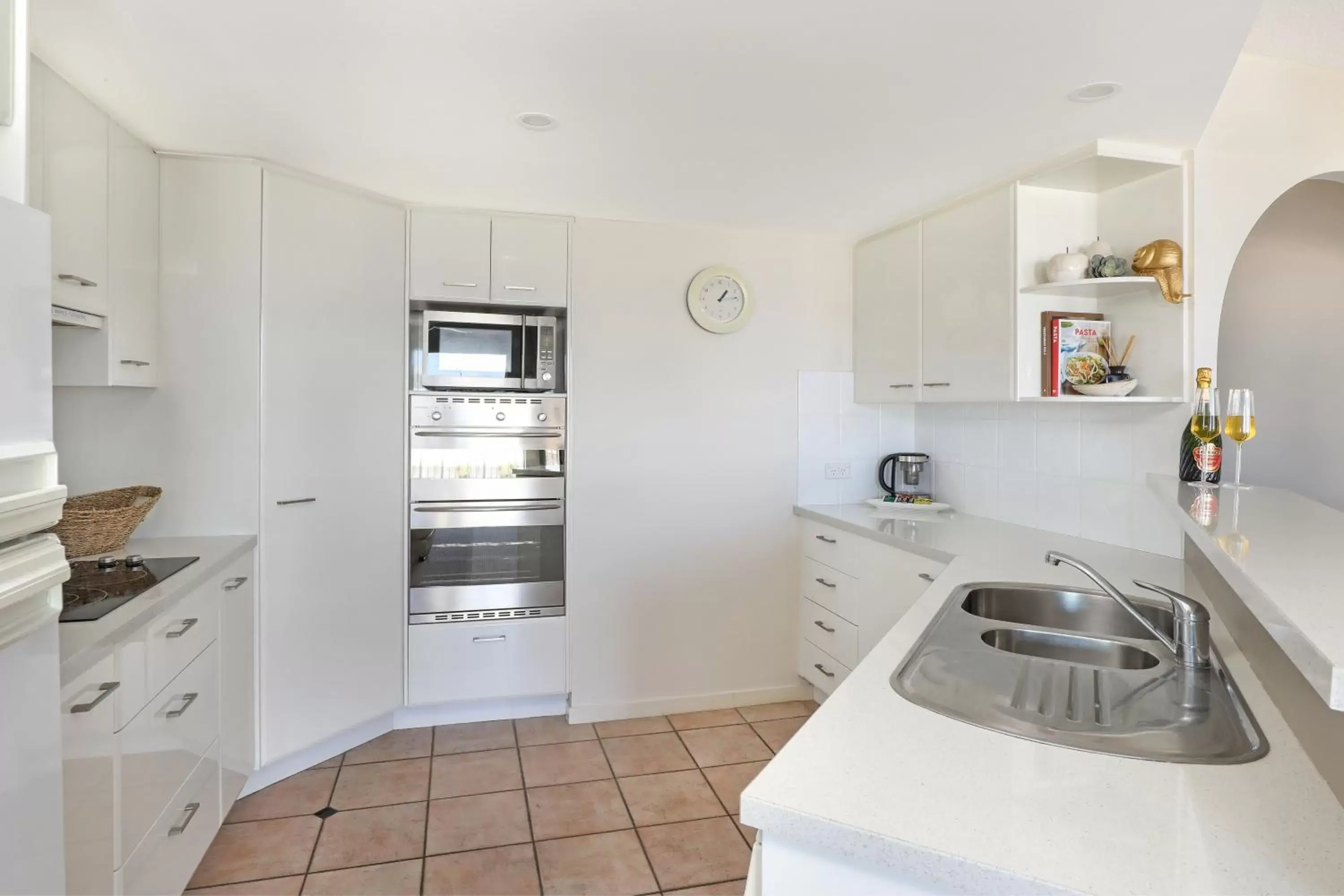 kitchen, Kitchen/Kitchenette in Beachside Resort Kawana Waters