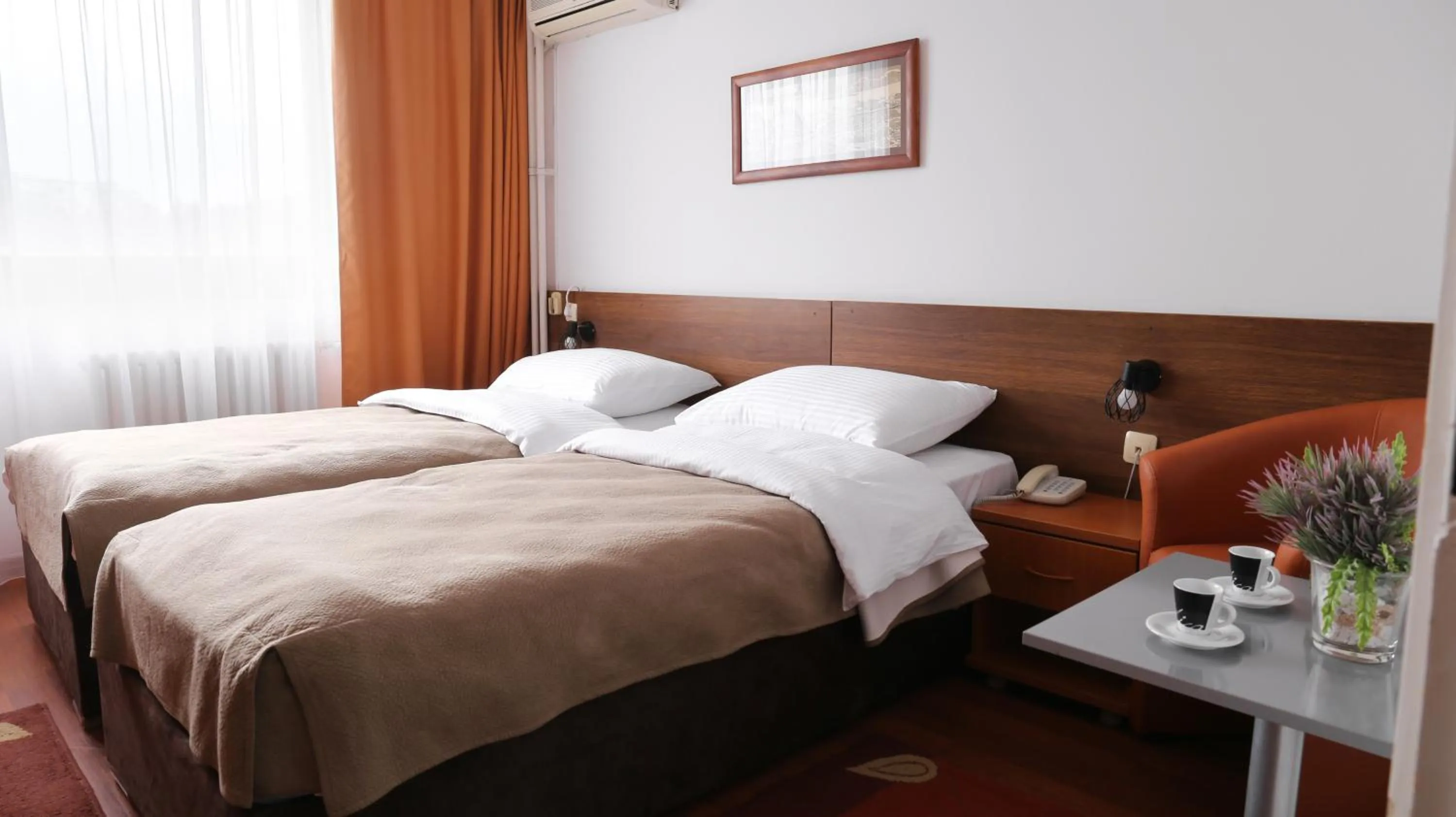 Bed in Hotel Srbija-FREE PARKING