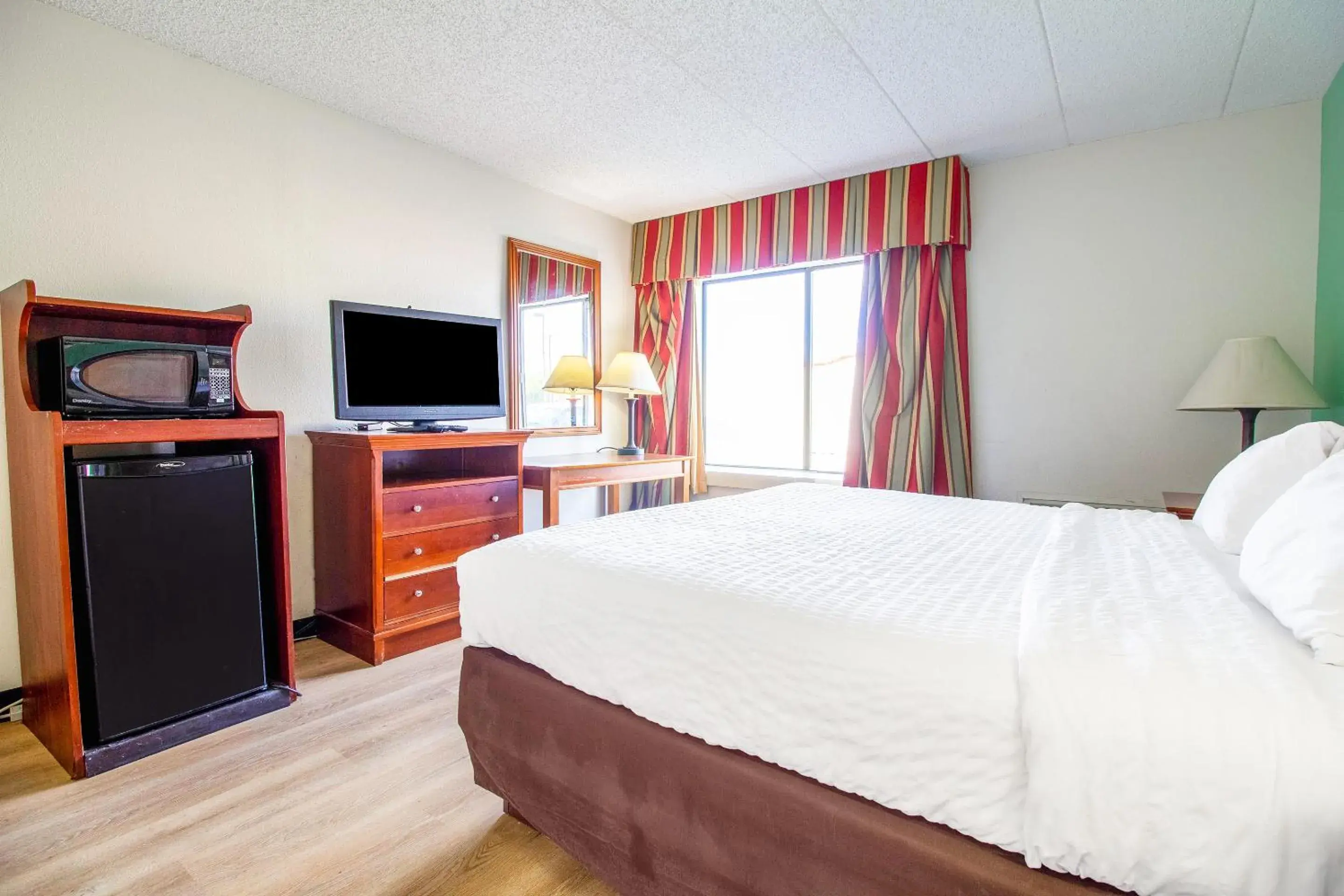 Bedroom, TV/Entertainment Center in Tulsa Square Hotel Central, I-44 By OYO