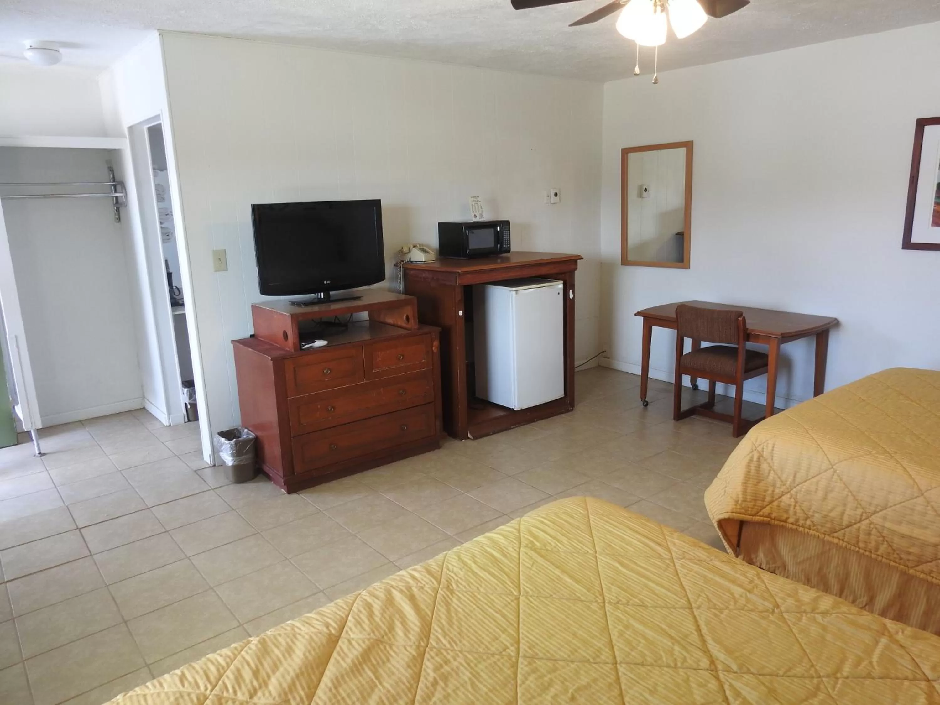 Bedroom, Bed in Economy Inn