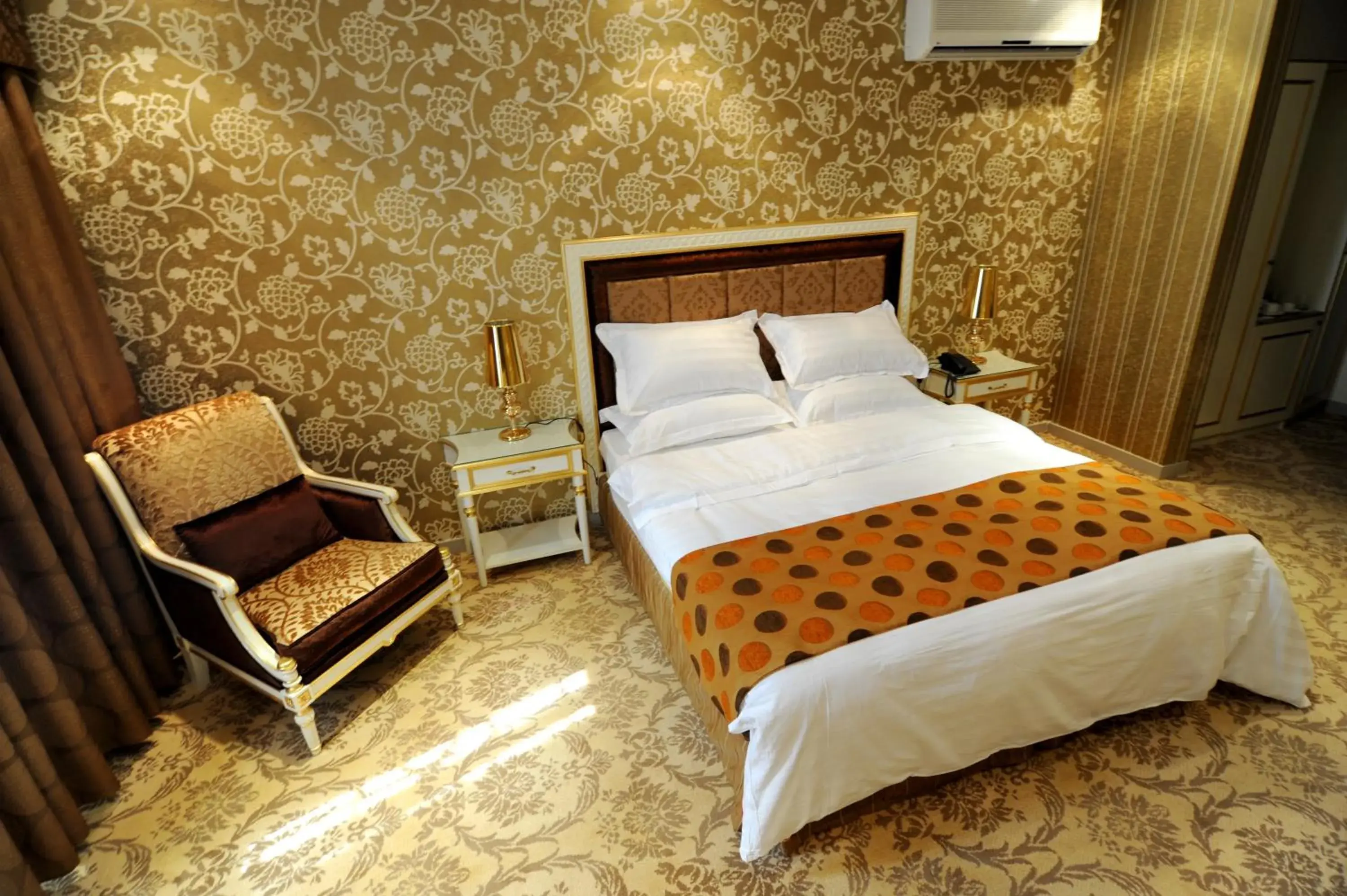 Bedroom, Bed in Rose Garden Hotel