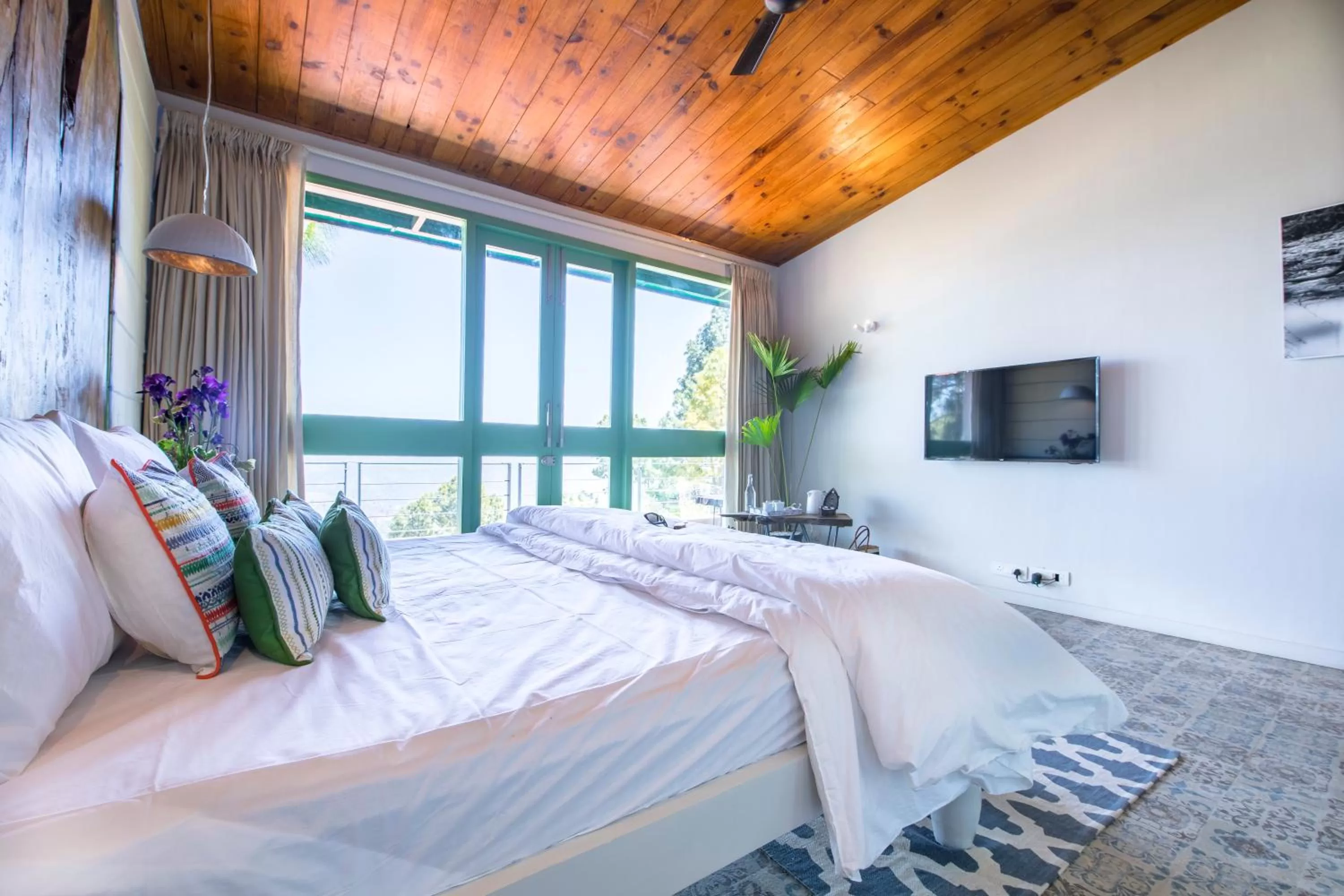 Bed in Seclude Kasauli, Himachal Pradesh