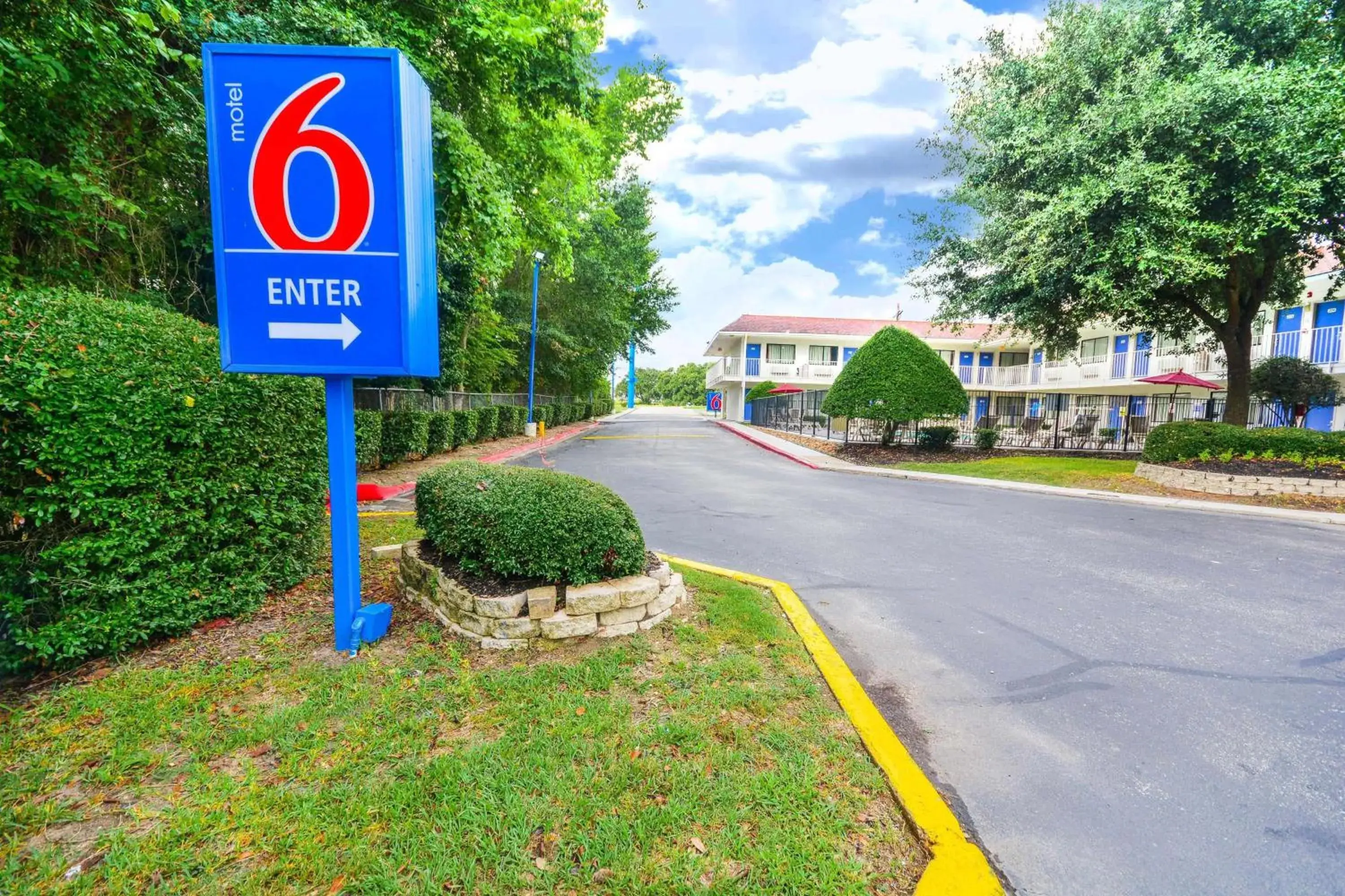 Property building in Motel 6-Huntsville, TX