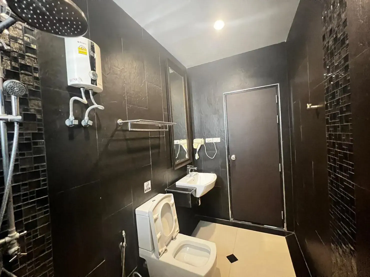 Shower, Bathroom in Srisawara Casa Hotel