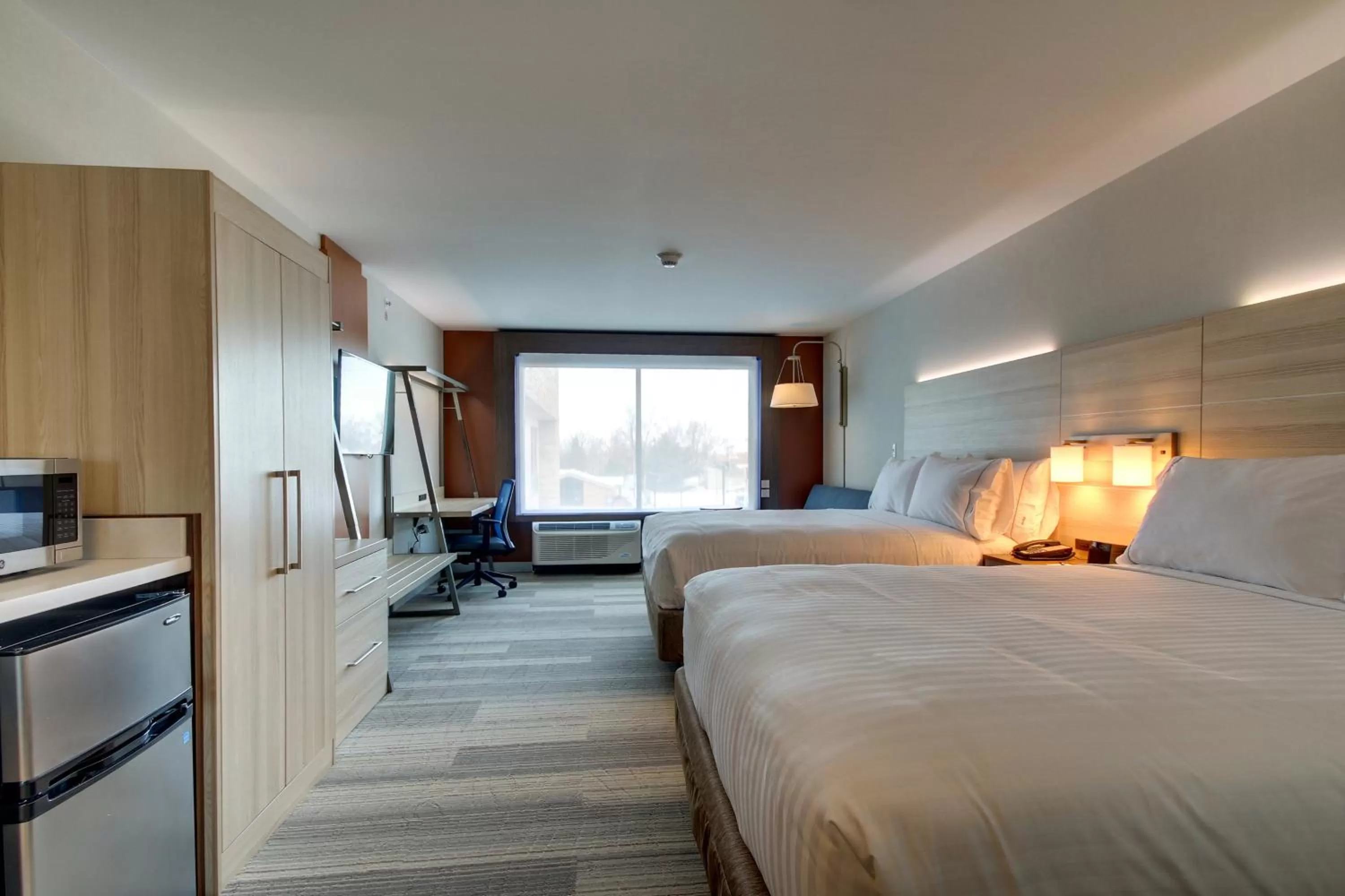 Photo of the whole room, Bed in Holiday Inn Express & Suites Galesburg by IHG