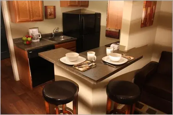 Kitchen or kitchenette, Dining Area in Eagle's Den Suites in Three Rivers
