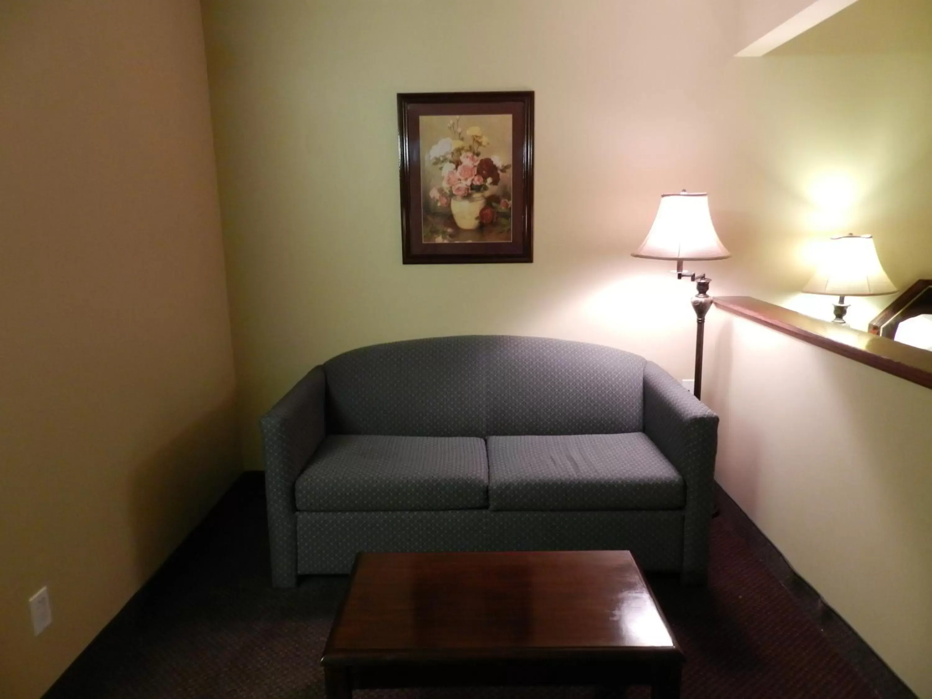 Living room, Seating Area in Luxury Inn & Suites Troy