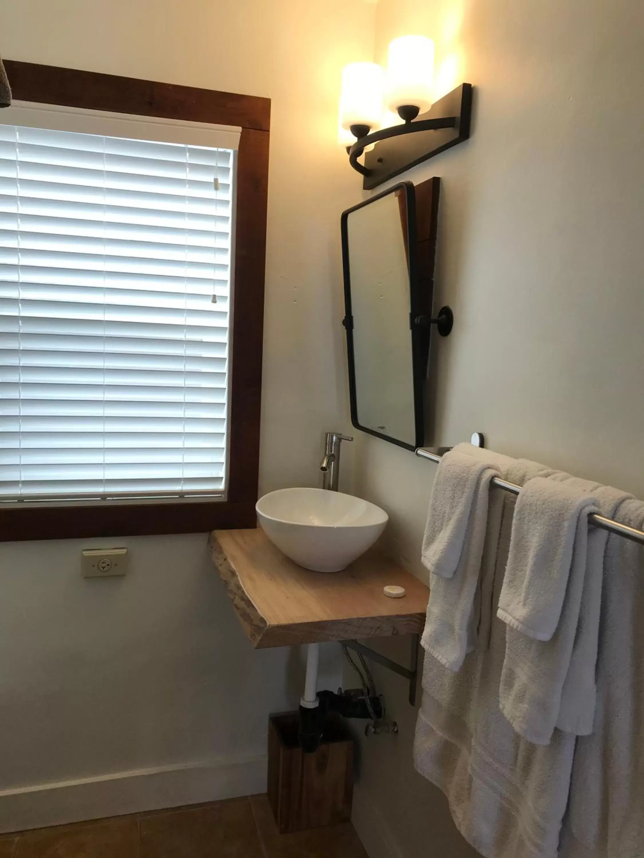 Bathroom in Left Coast Lodge - Pet Friendly