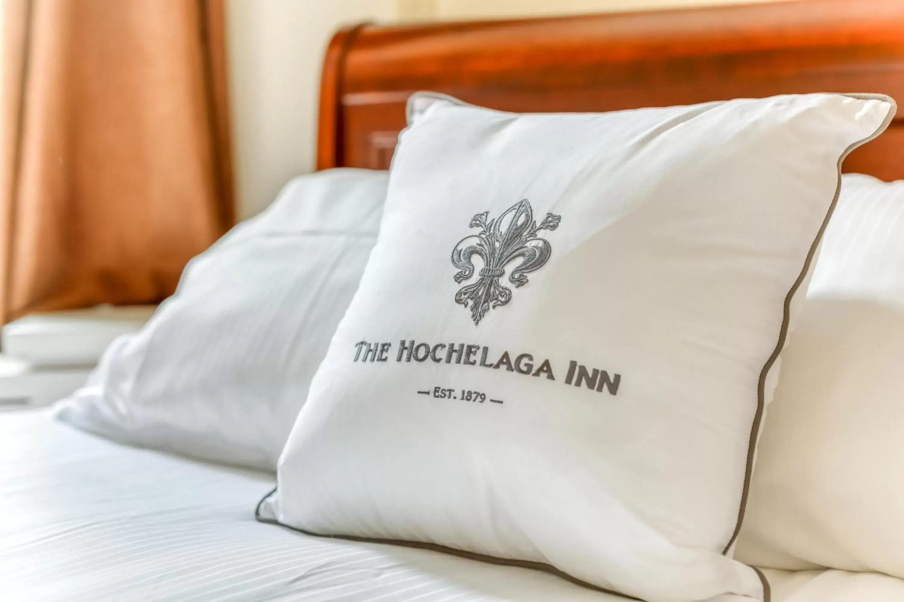Bed in Hochelaga Inn