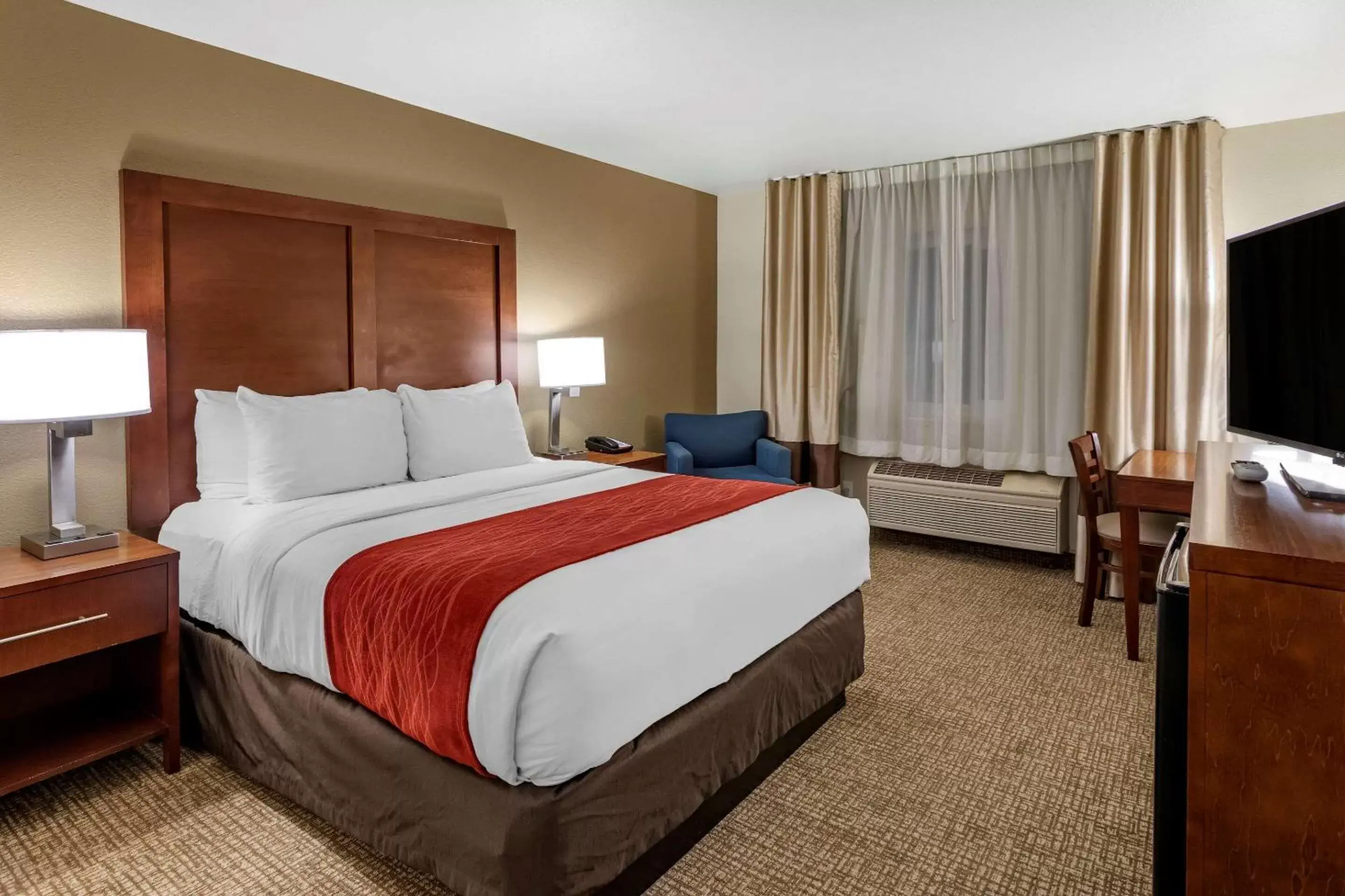 Photo of the whole room, Bed in Comfort Inn Fontana