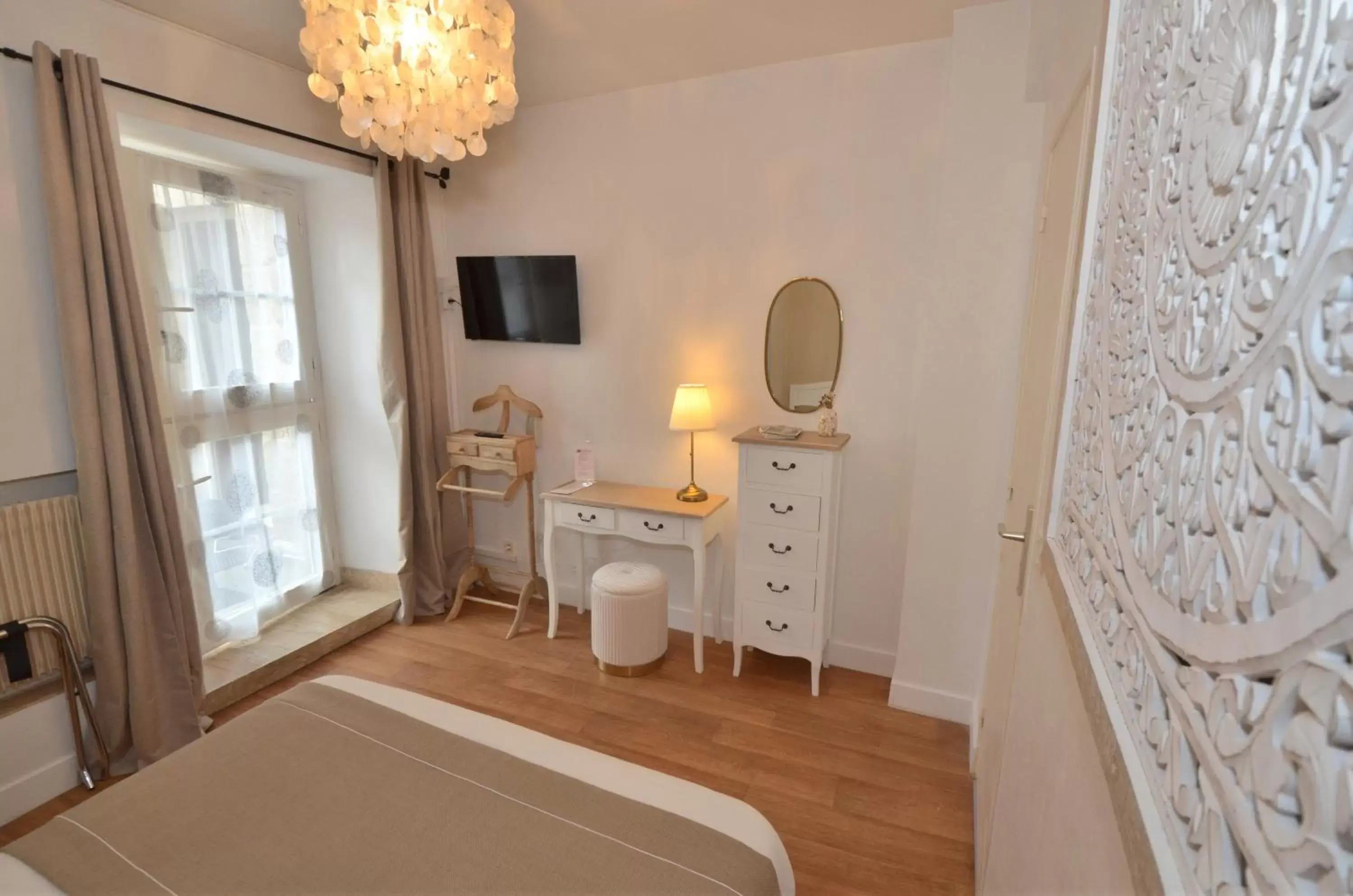 TV and multimedia, Bathroom in Hotel De La Porte Saint-Malo