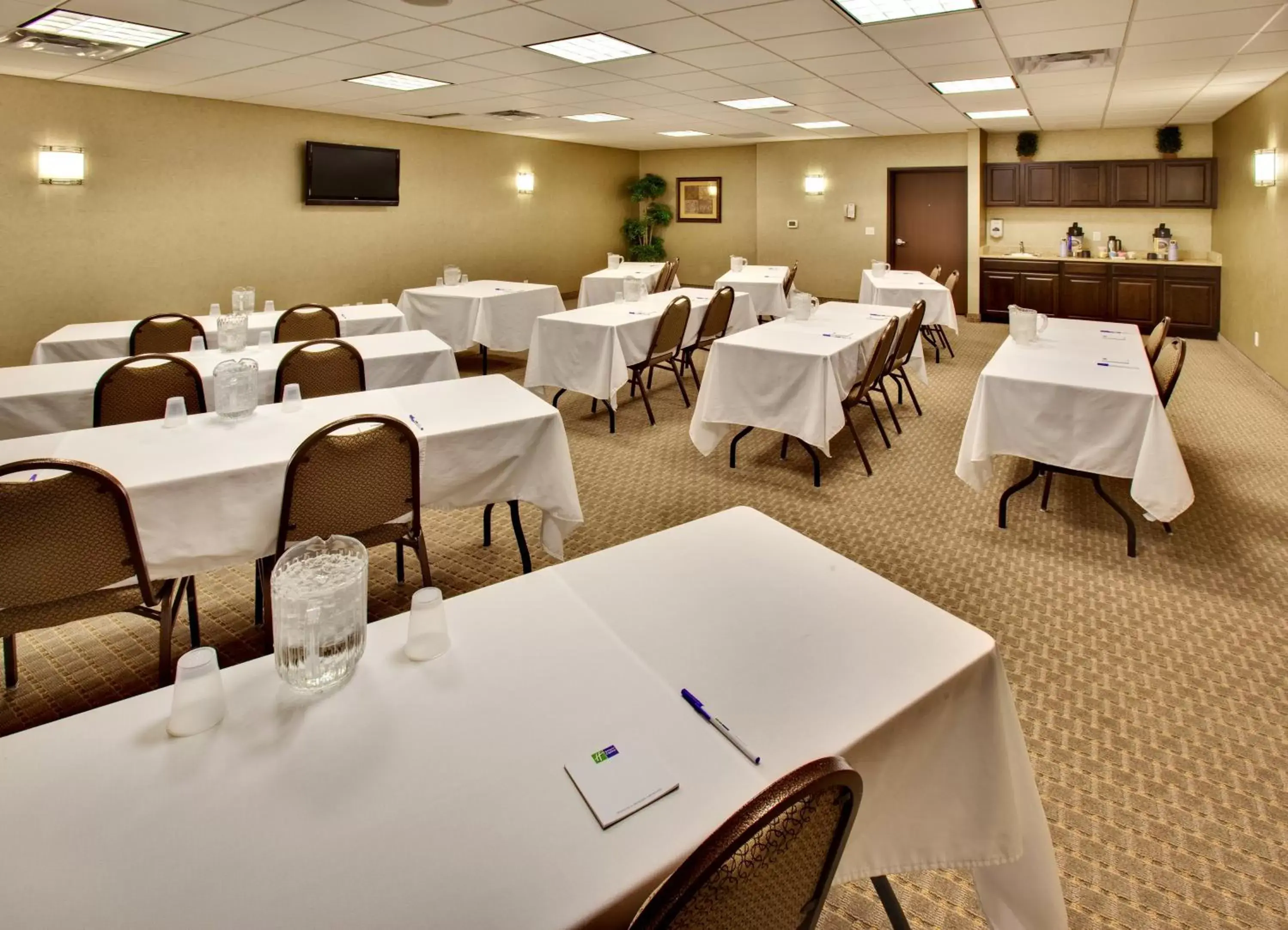 Meeting/conference room, Restaurant/Places to Eat in Holiday Inn Express Hotel & Suites Council Bluffs - Convention Center Area, an IHG Hotel