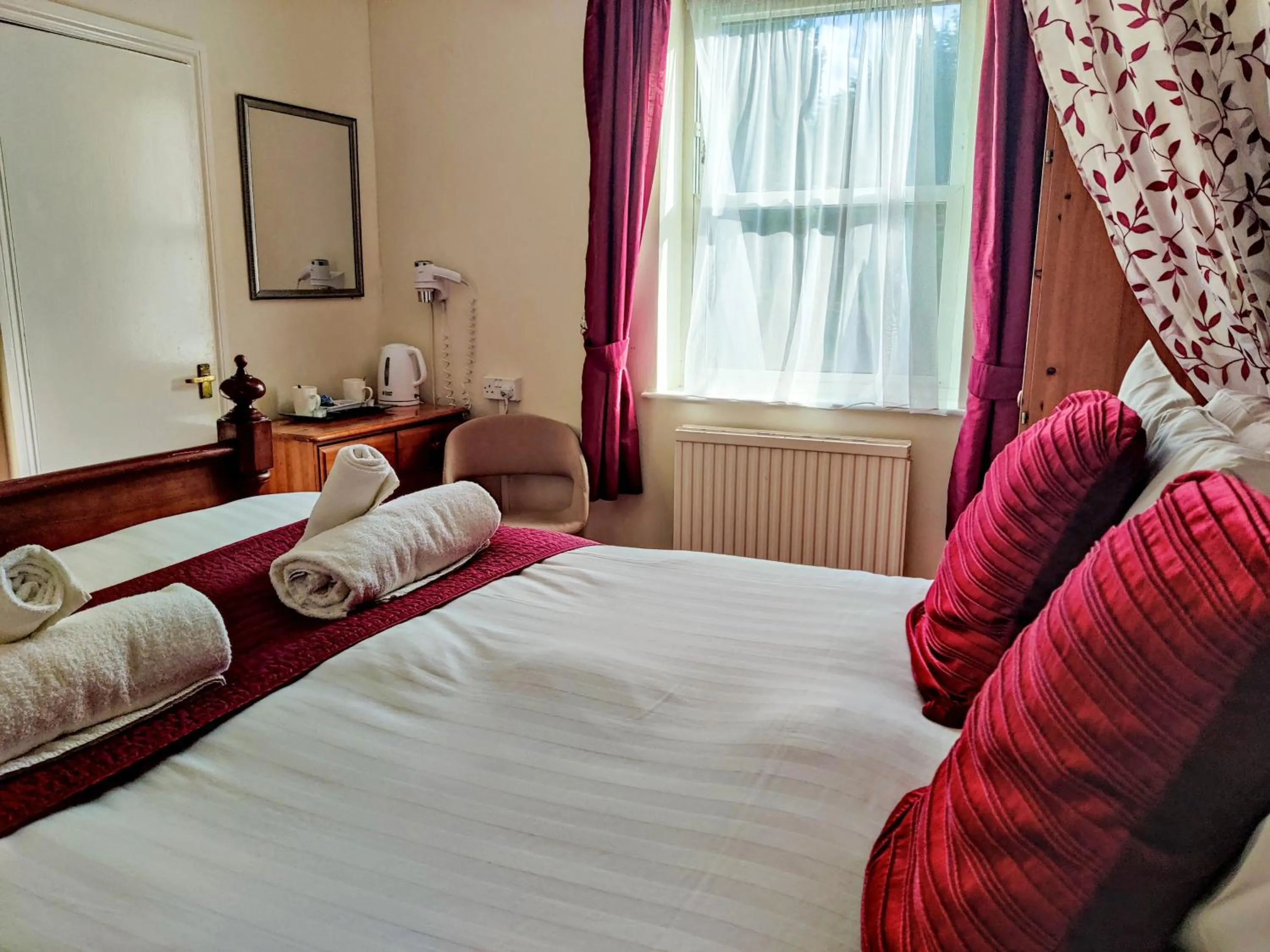 Bedroom, Bed in Wentworth House - Free Parking