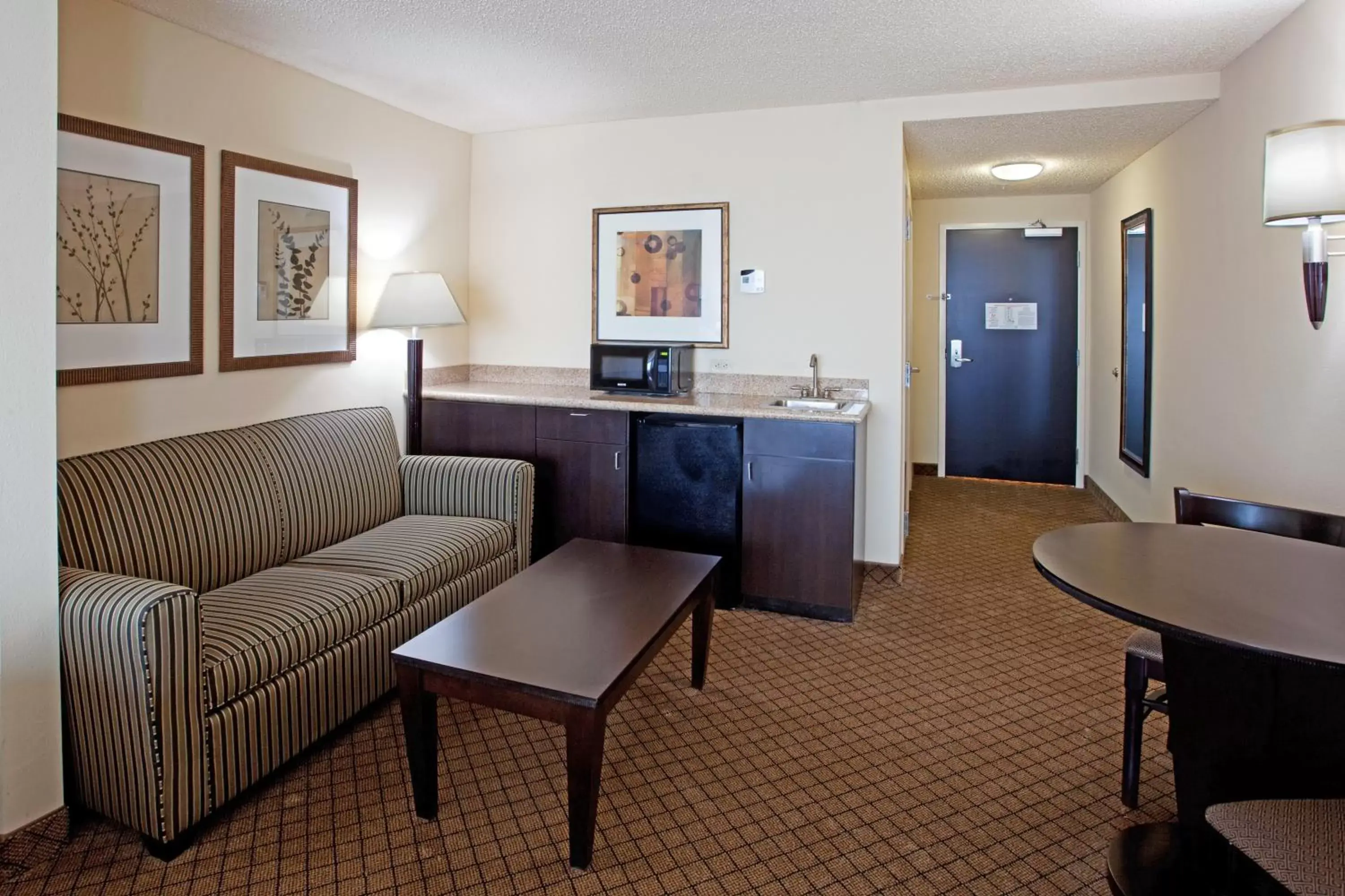 Photo of the whole room, Seating Area in Holiday Inn Express and Suites Newberry, an IHG Hotel