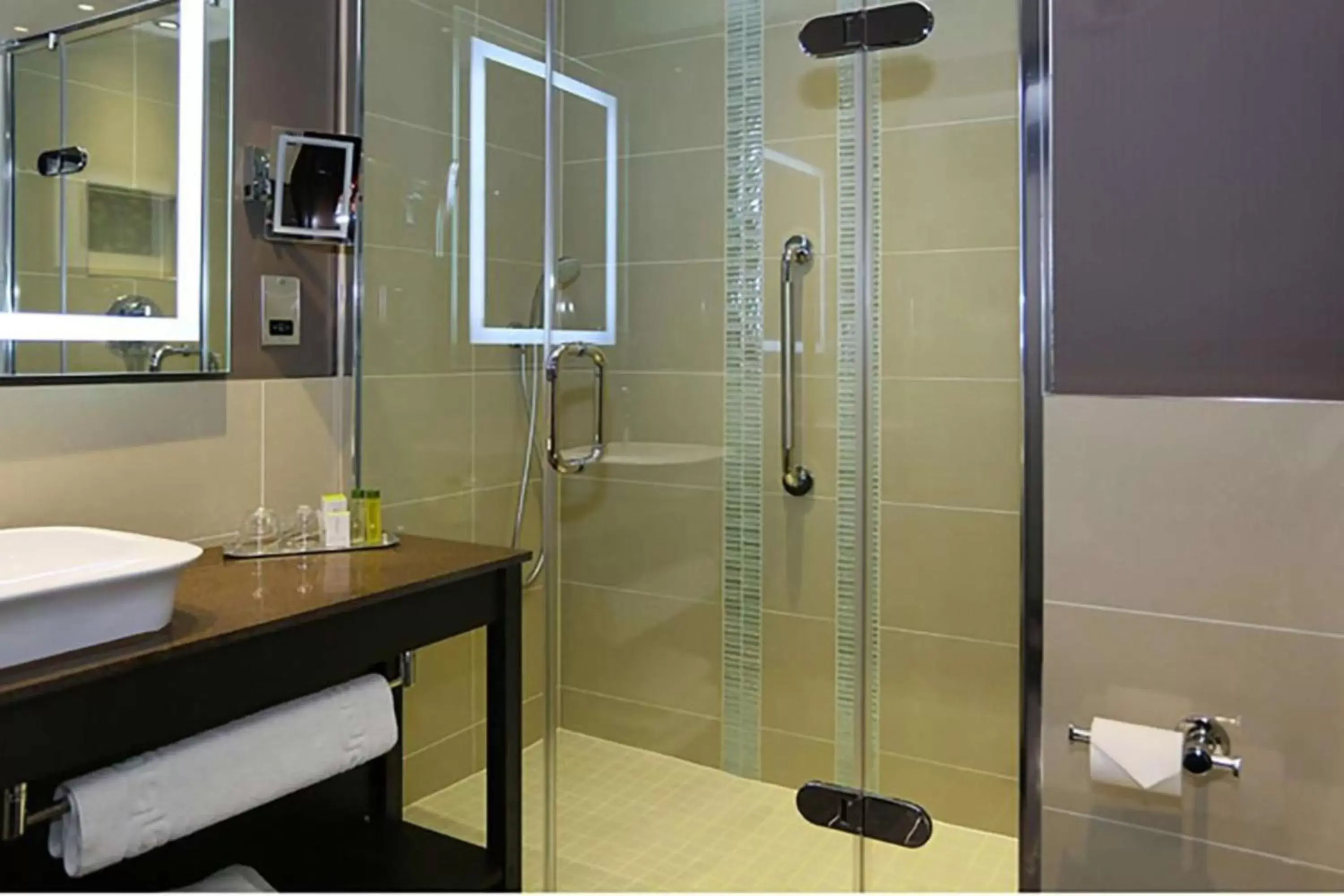 Bathroom in DoubleTree by Hilton Hotel Nottingham - Gateway