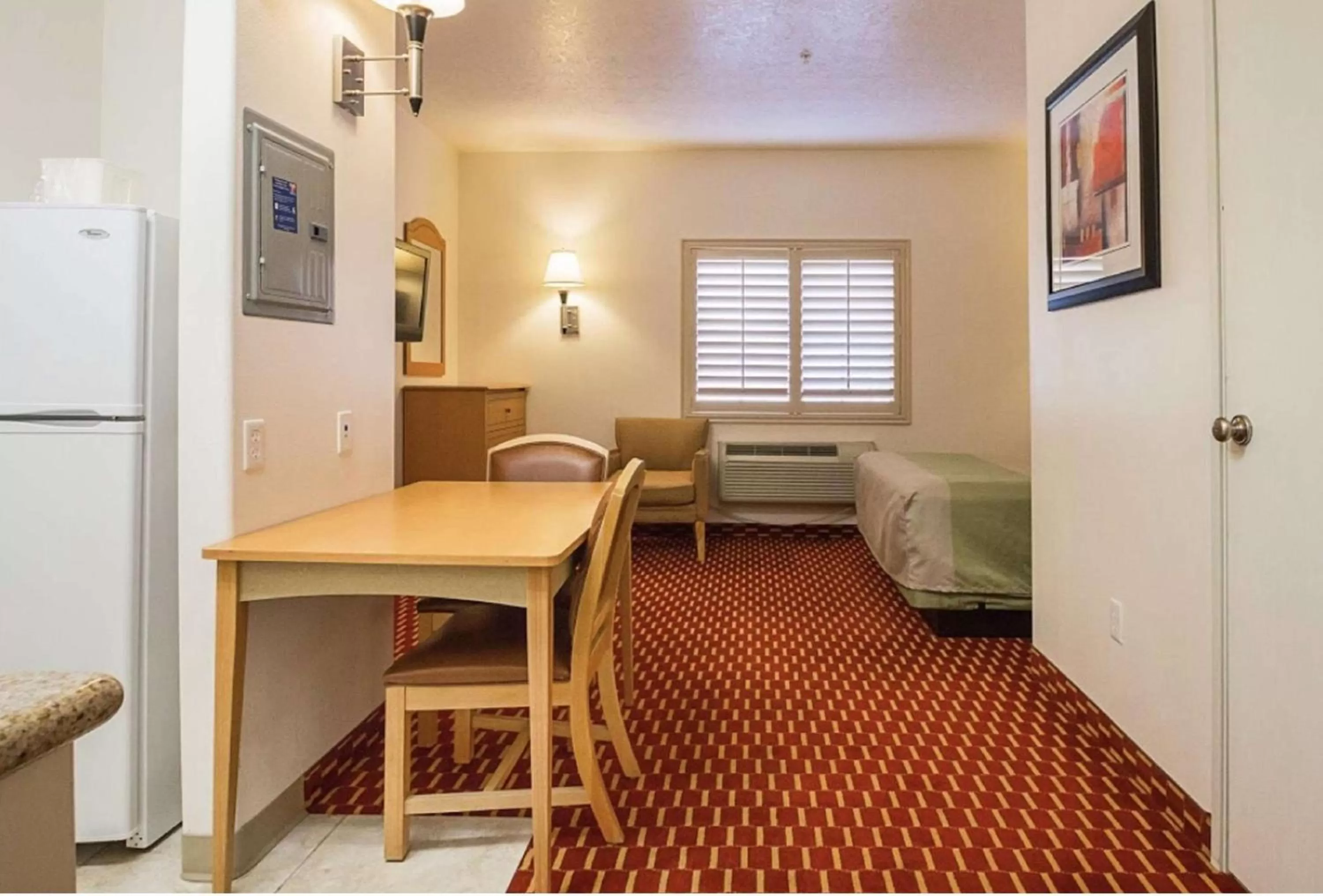 Photo of the whole room, Seating Area in SureStay Plus Hotel by Best Western Vernal