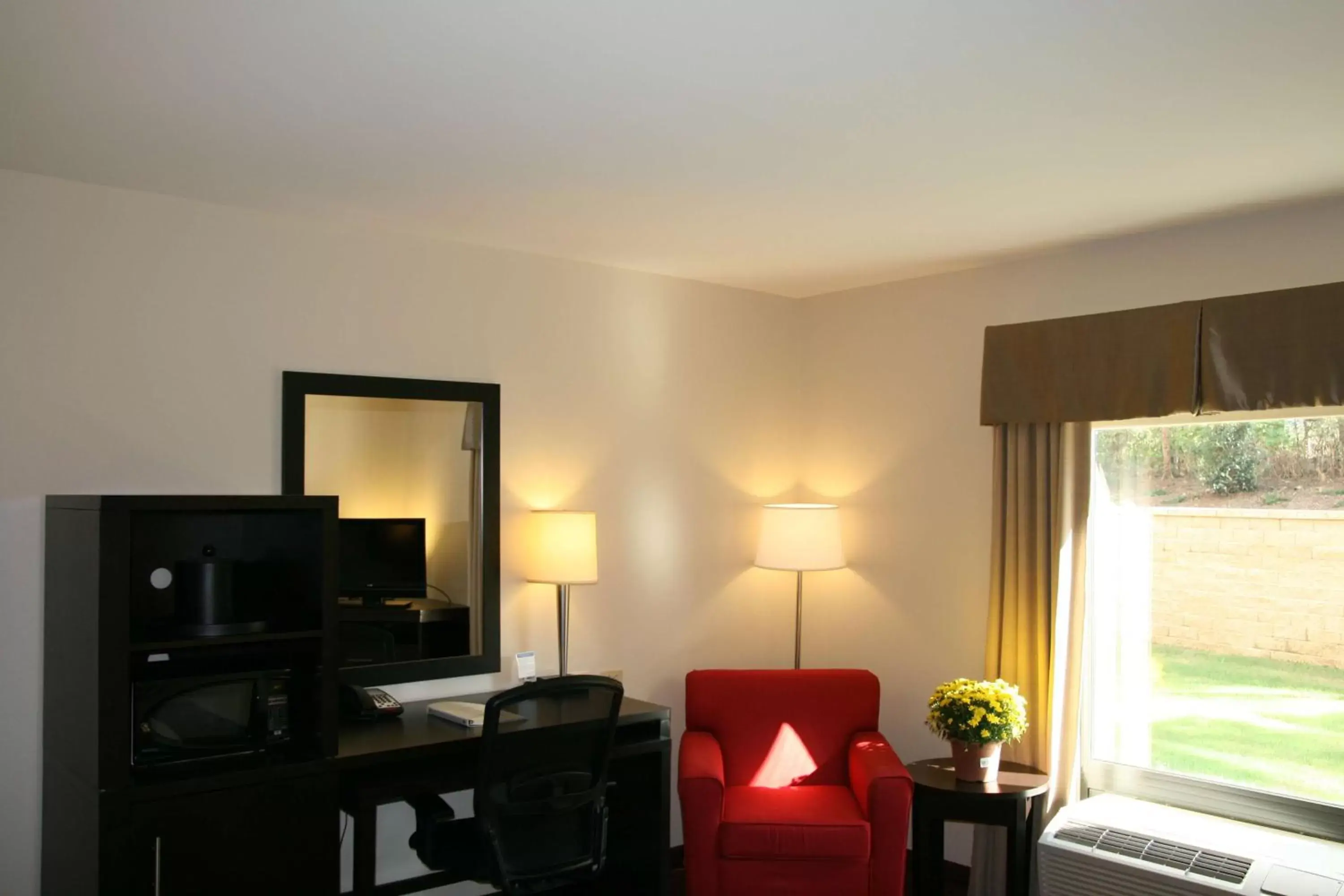 Bed, Seating Area in Hampton Inn & Suites Lebanon