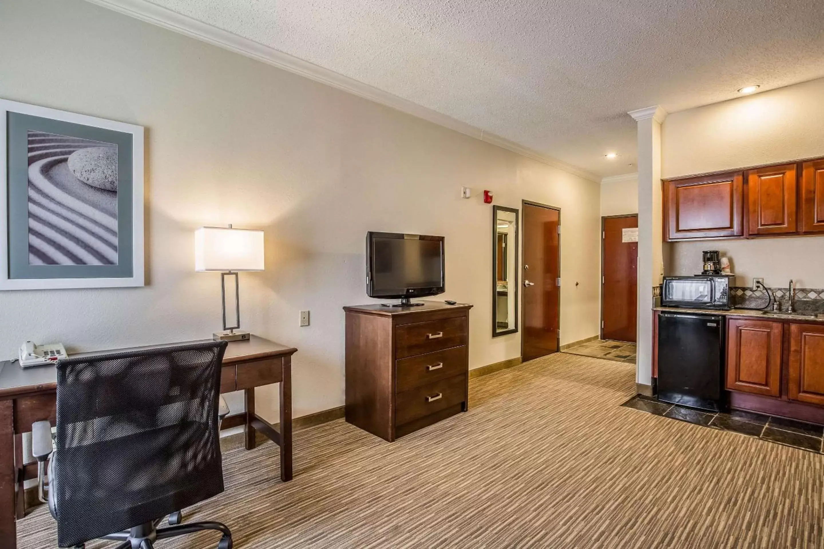 Photo of the whole room, TV/Entertainment Center in Quality Inn and Suites Seabrook - NASA - Kemah