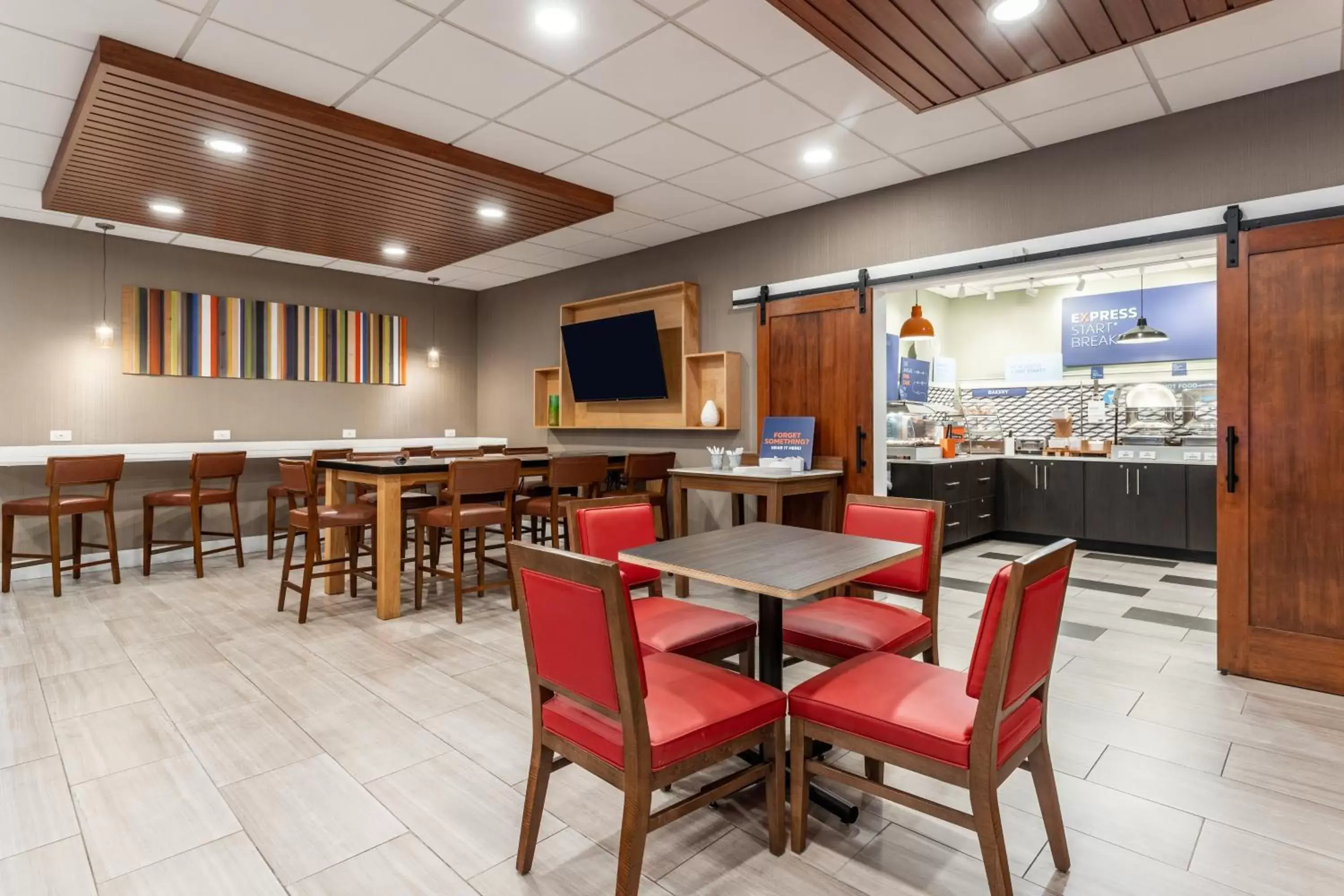 Communal lounge/ TV room, Restaurant/Places to Eat in Holiday Inn Express Annapolis East-Kent Island, an IHG Hotel