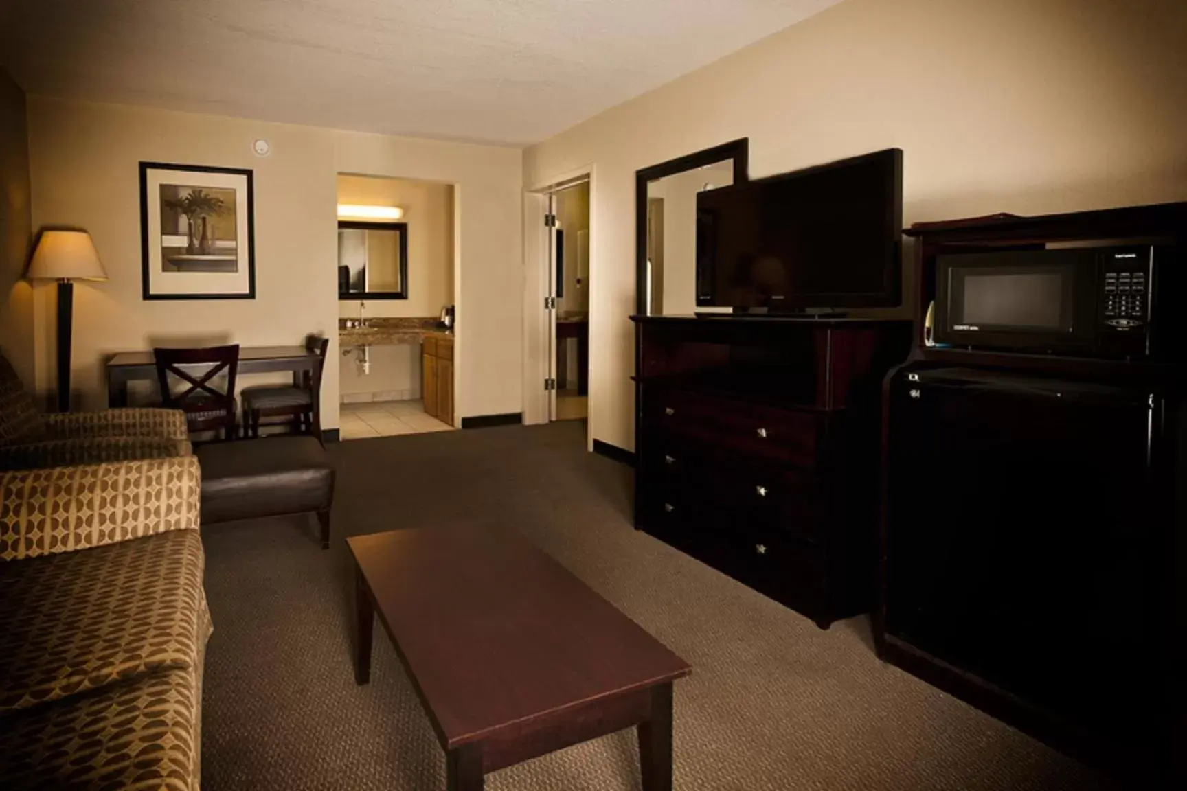 Living room, TV/Entertainment Center in Grand Texan Hotel and Convention Center