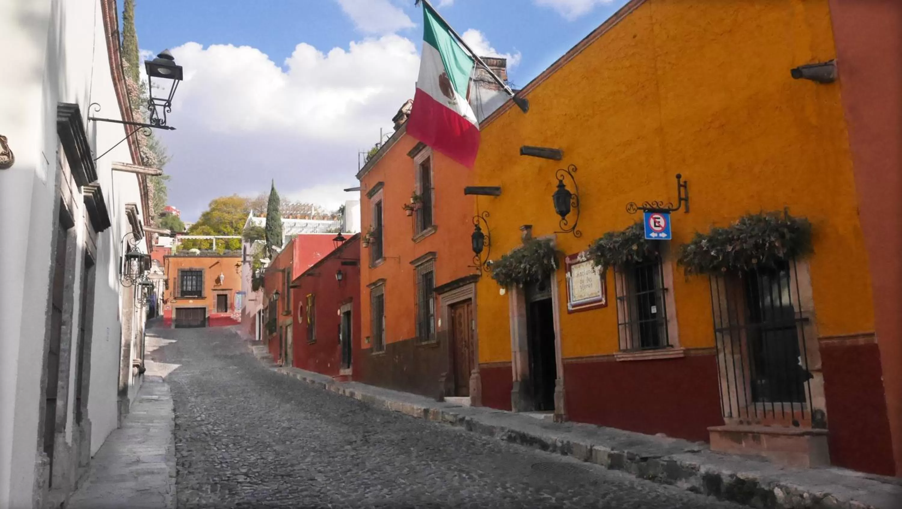 Property building in Hacienda de las Flores