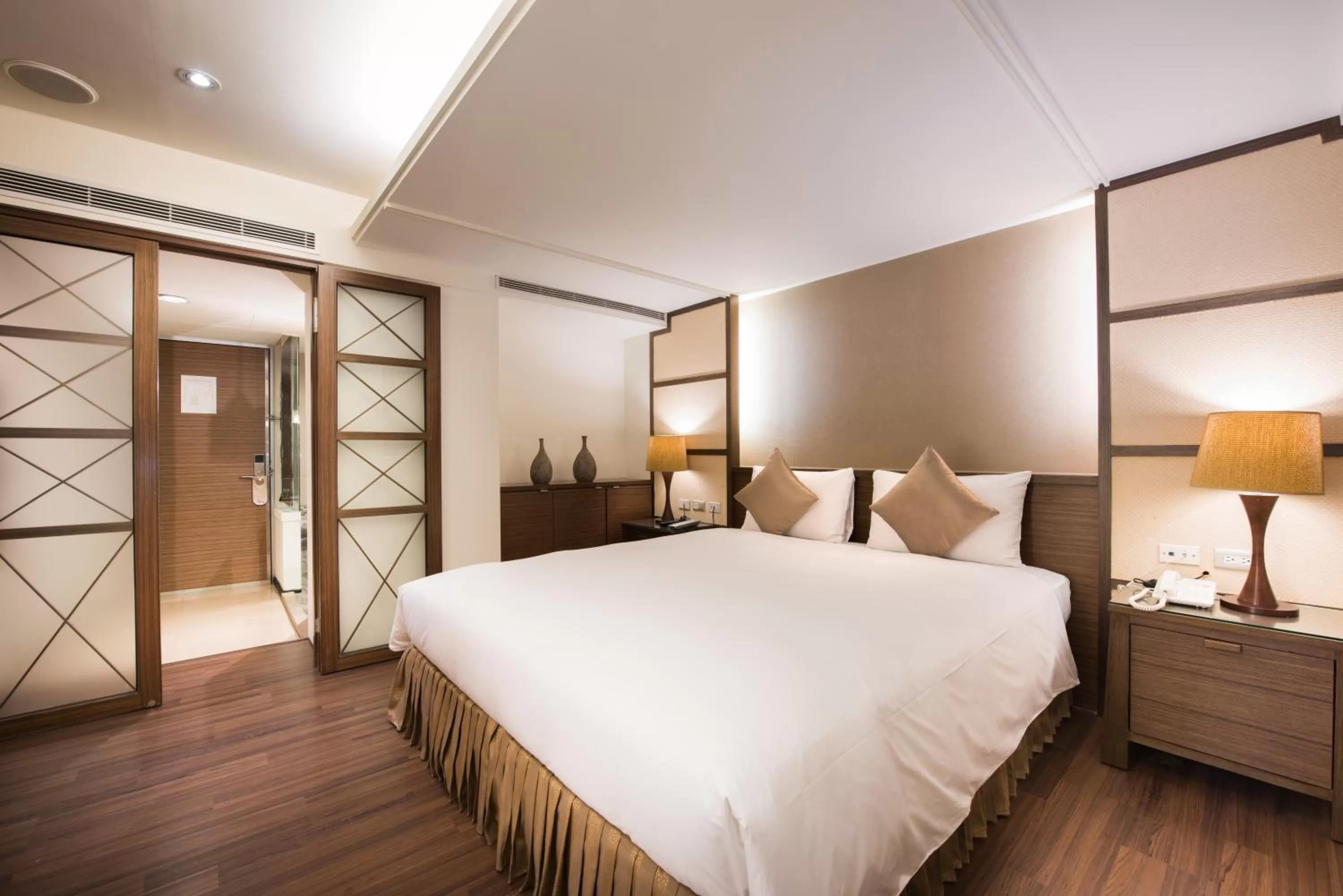 Photo of the whole room, Bed in Shin Yuan Celeb Metro Hotel