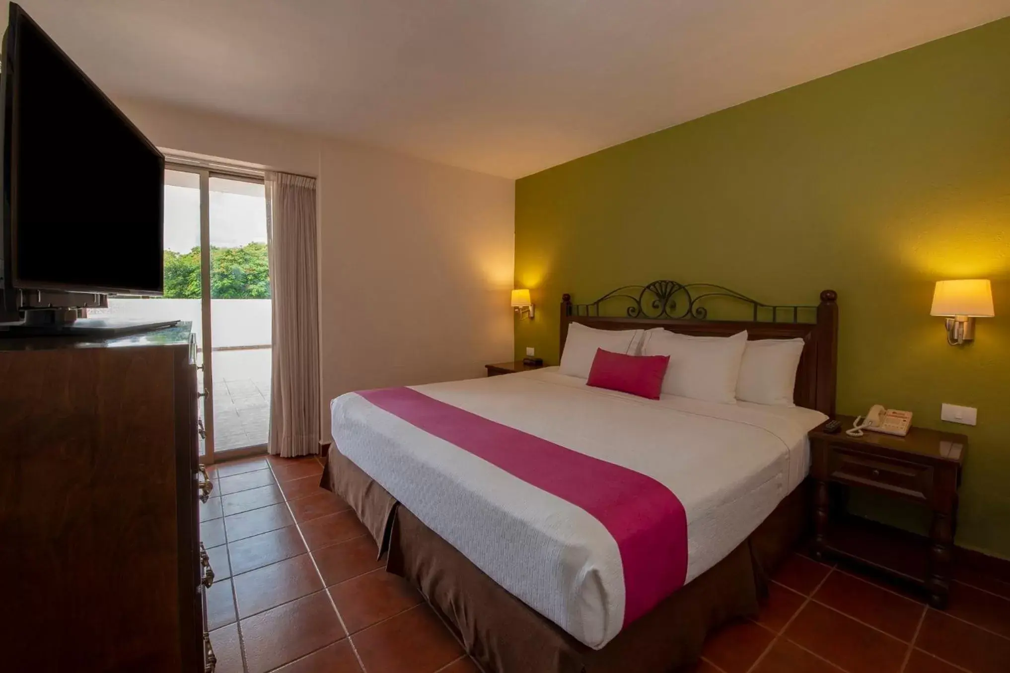 Photo of the whole room, Bed in Gamma Merida El Castellano