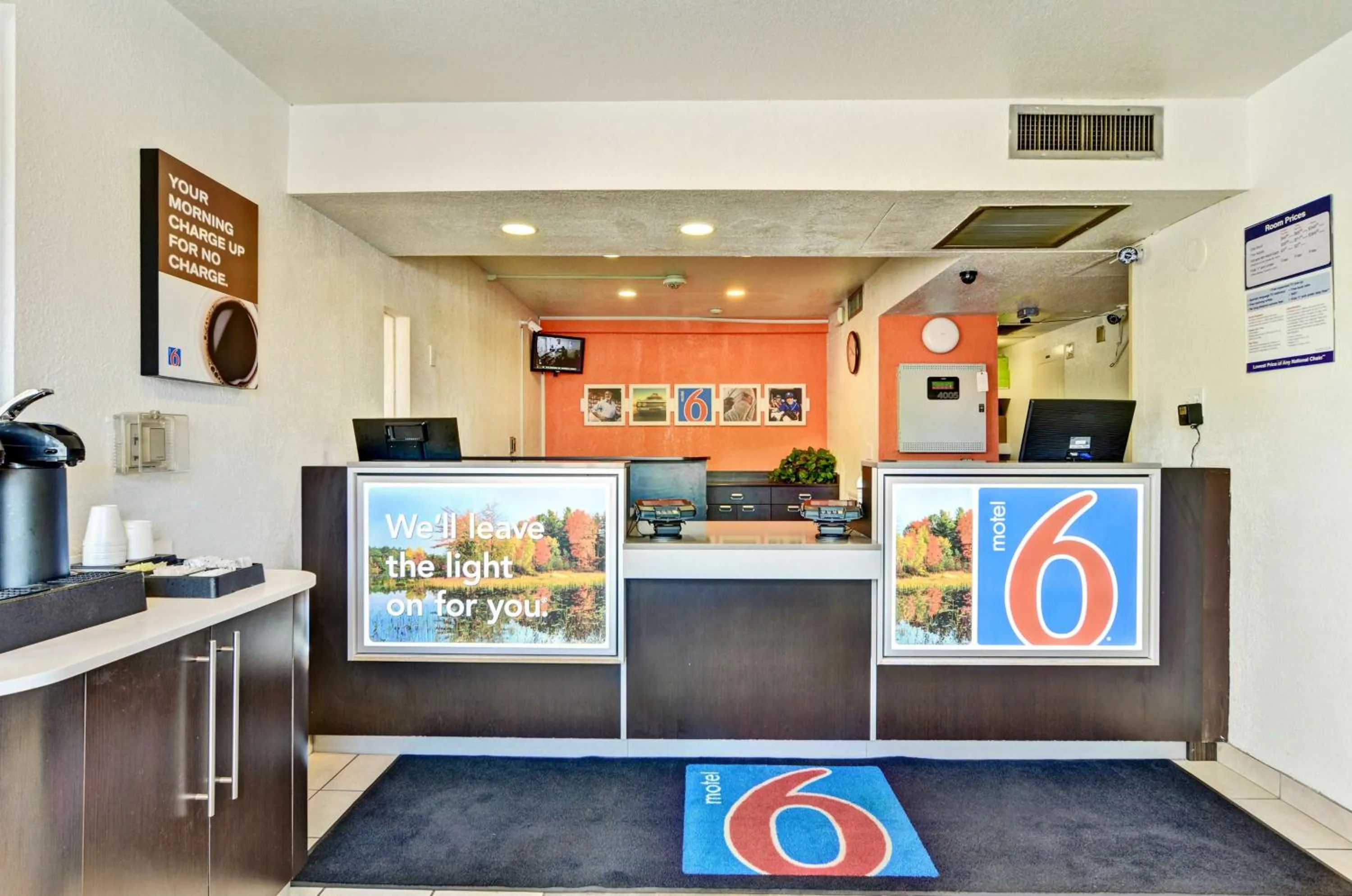 Lobby or reception in Motel 6-Pittsburgh, PA - Crafton