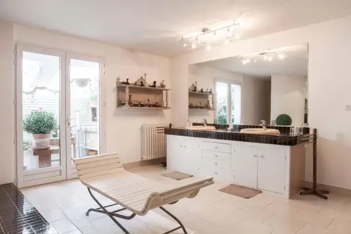 Bathroom, Kitchen/Kitchenette in Chambres d'hôtes de charme au REFUGE DU PEINTRE prés de St Emilion