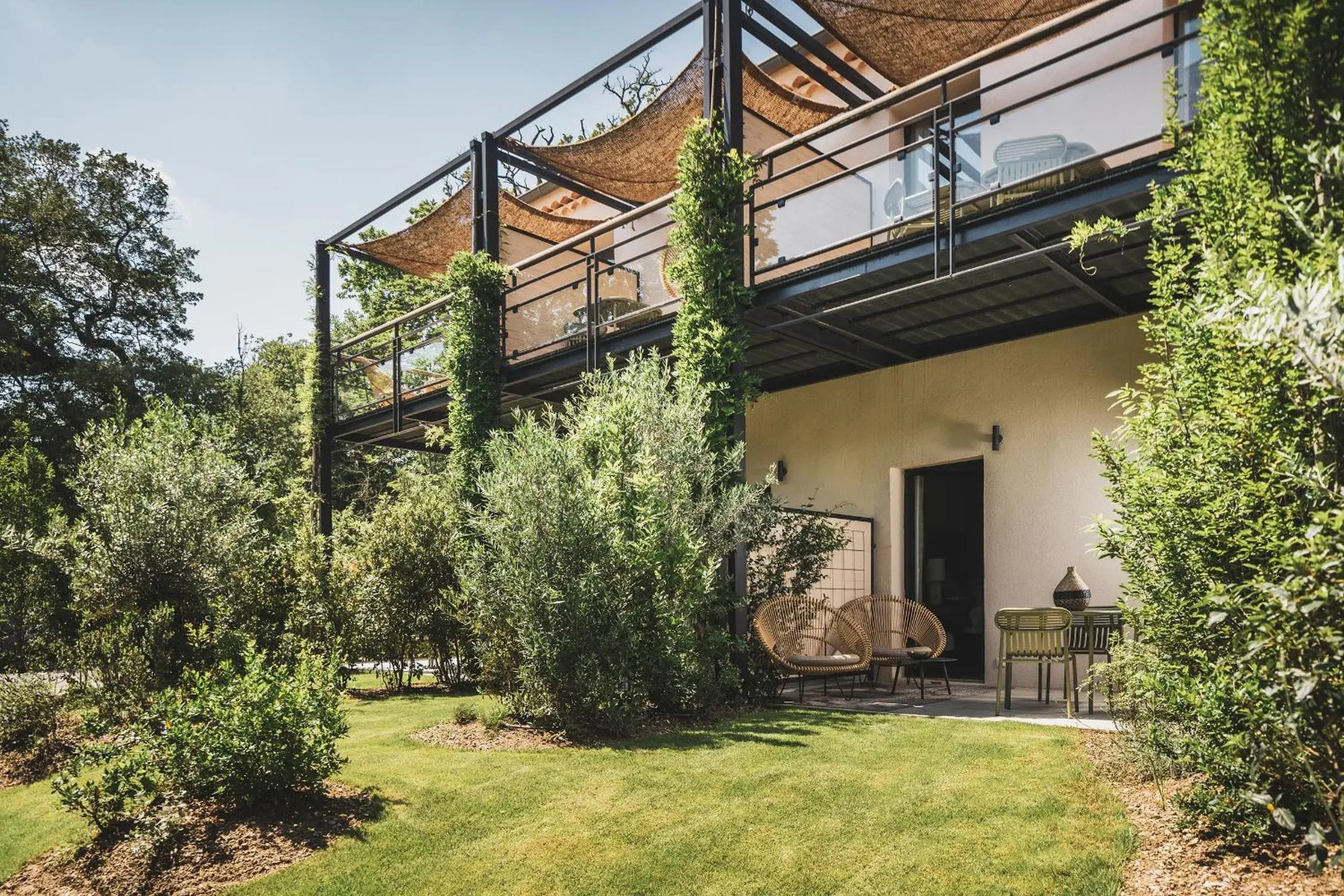 Patio, Property Building in Les Lodges Sainte-Victoire Hotel & Spa