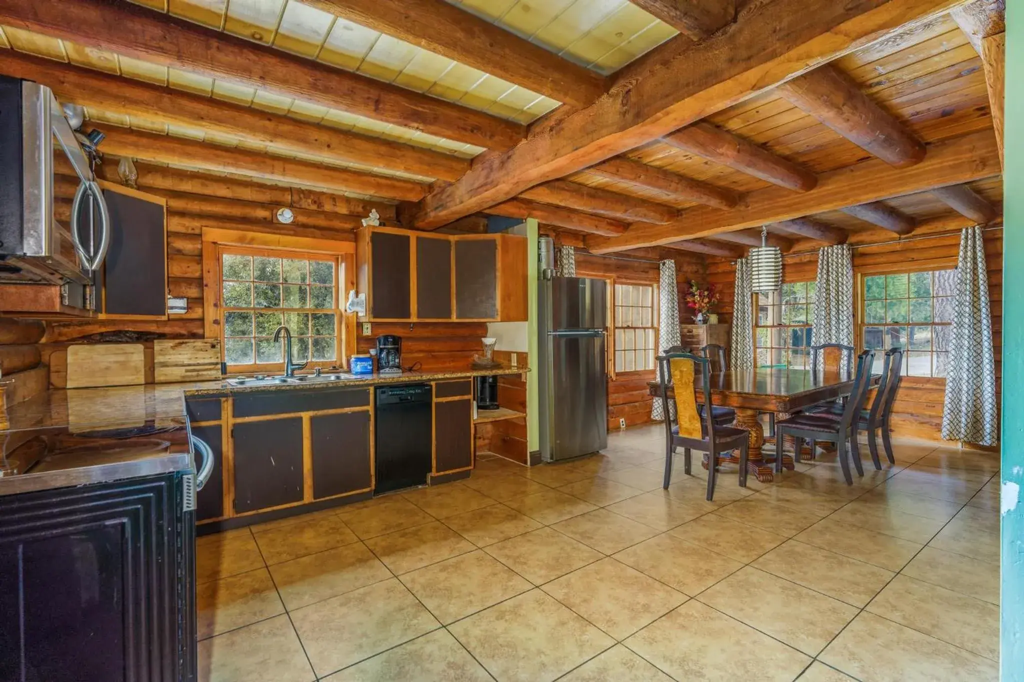 Kitchen/Kitchenette in Mountain Trail Lodge and Vacation Rentals