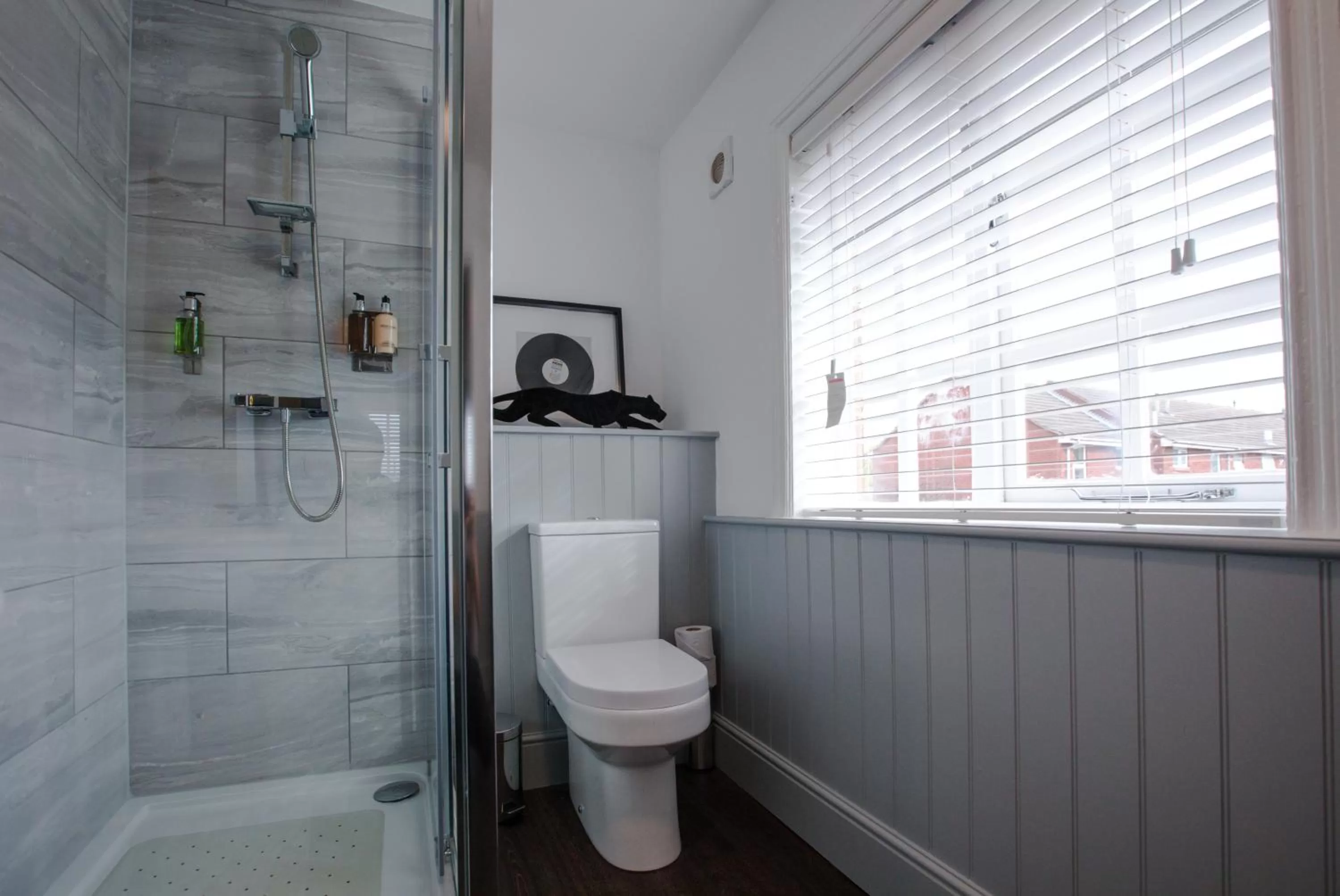 The Wheatsheaf Pub, Kitchen & Rooms