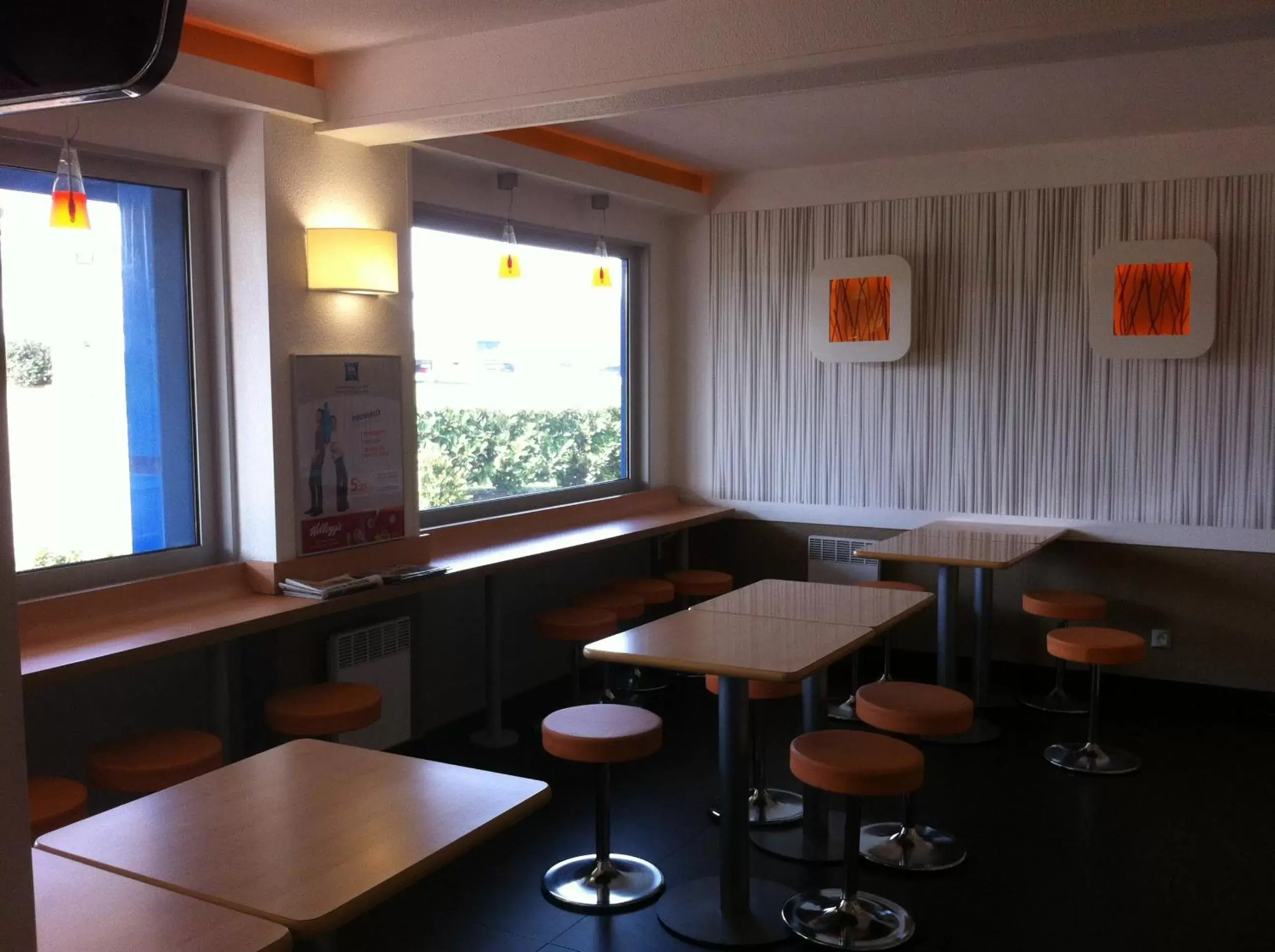 Lounge or bar, Restaurant/Places to Eat in ibis budget Mâcon Nord