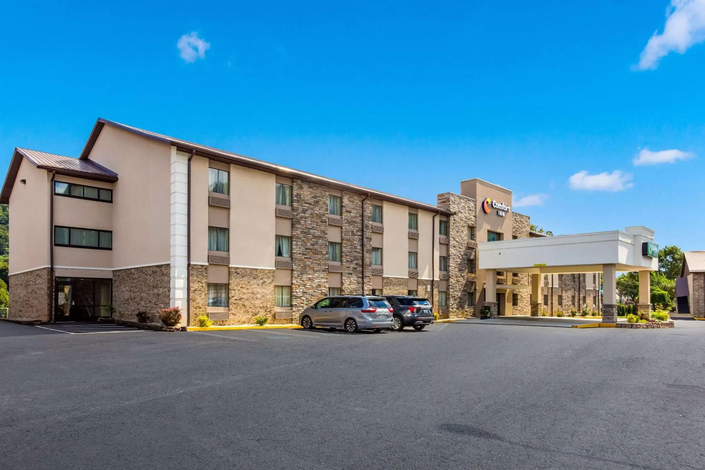 Property Building in Comfort Inn Charleston, WV