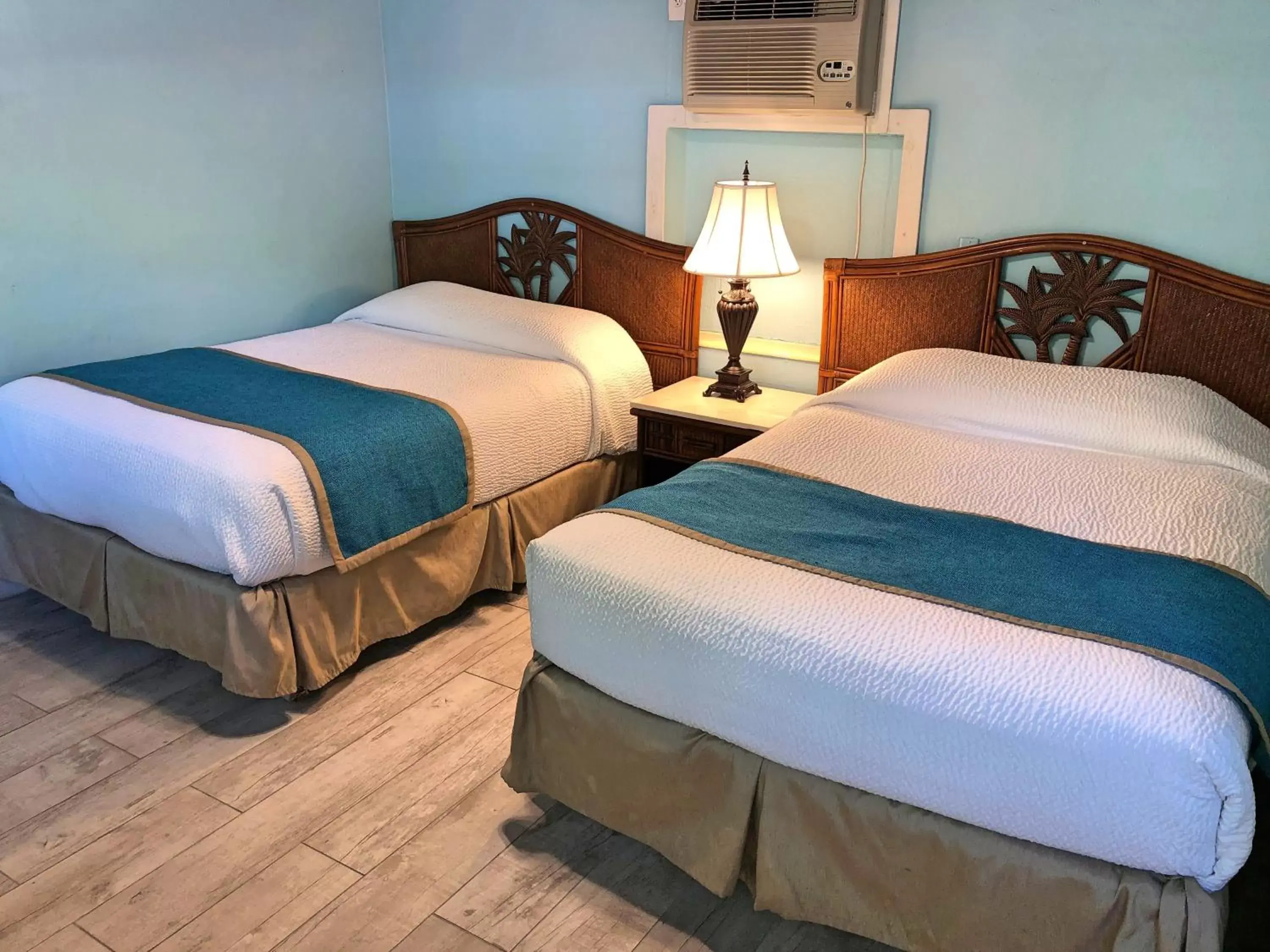 Bed in The Pelican Key Largo Cottages