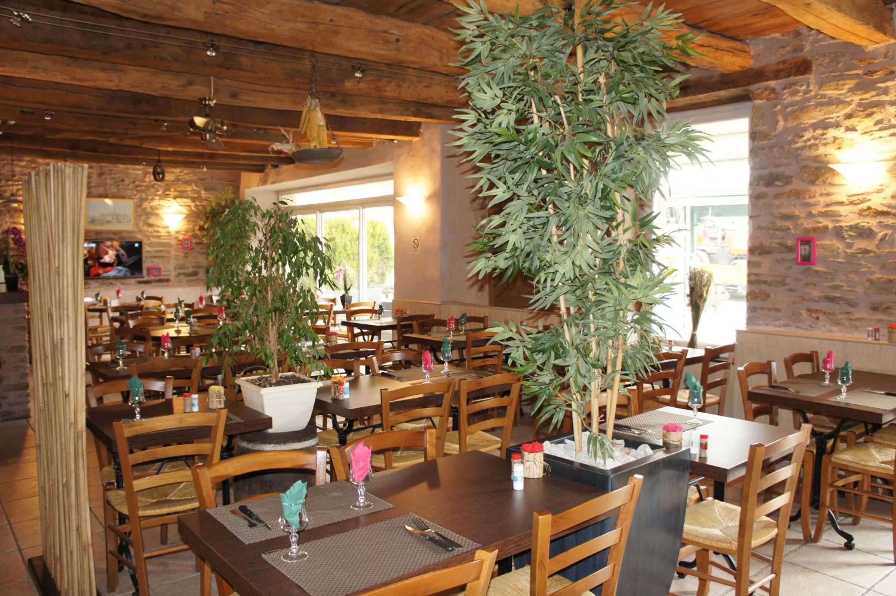 Restaurant/places to eat in Hôtel Les Tilleuls de Pareloup à Salles-Curan