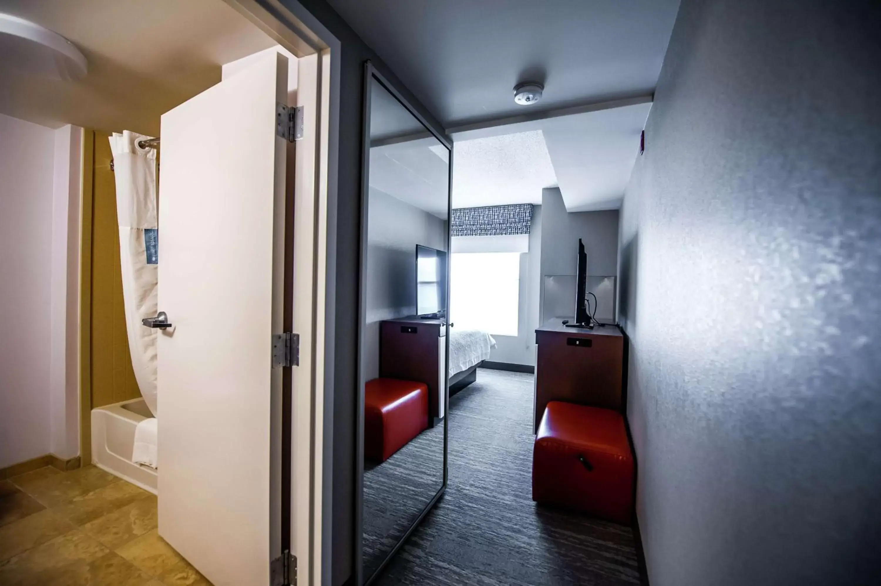 Bathroom, Seating Area in Hampton Inn South Kingstown - Newport Area