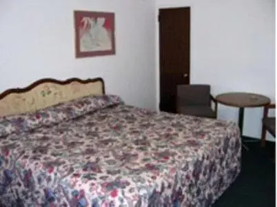 Bed in Red Carpet Inn & Suites Morgantown