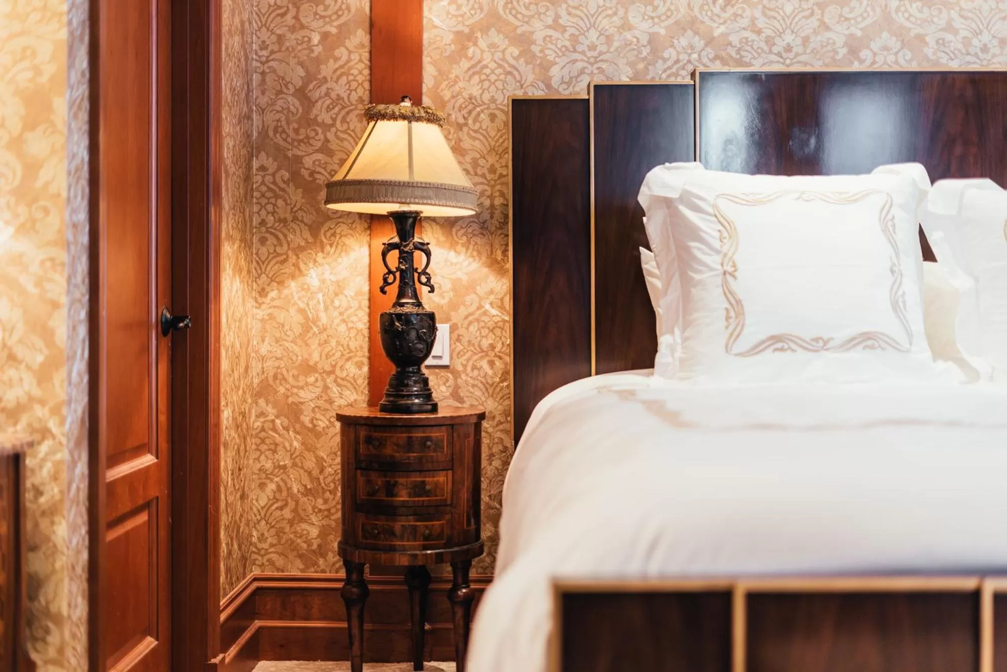 Bed in Neighbourgood Sutter Mansion